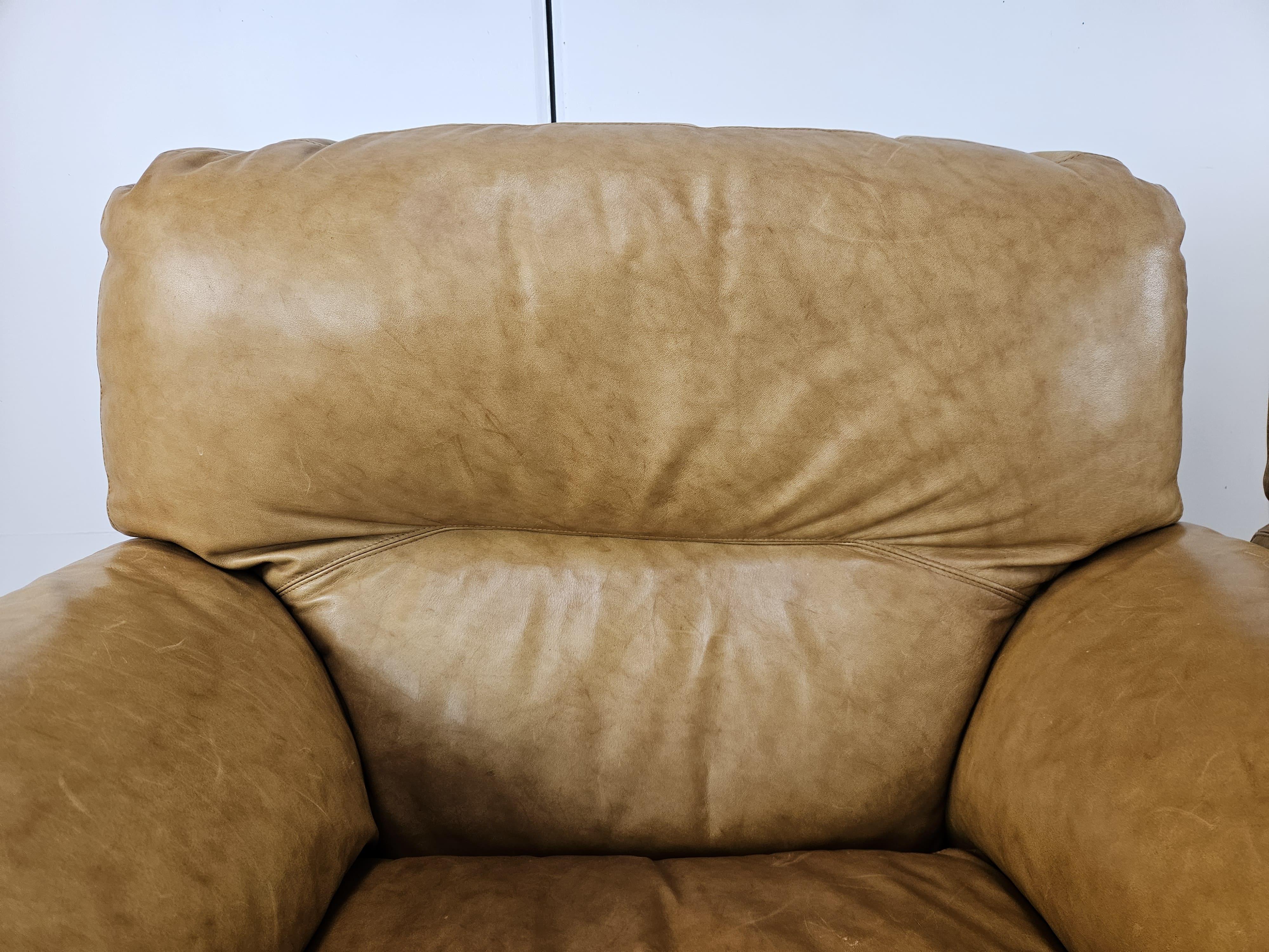 Grands fauteuils rembourrés en cuir couleur camel des années 1970 Bon état - En vente à Premariacco, IT