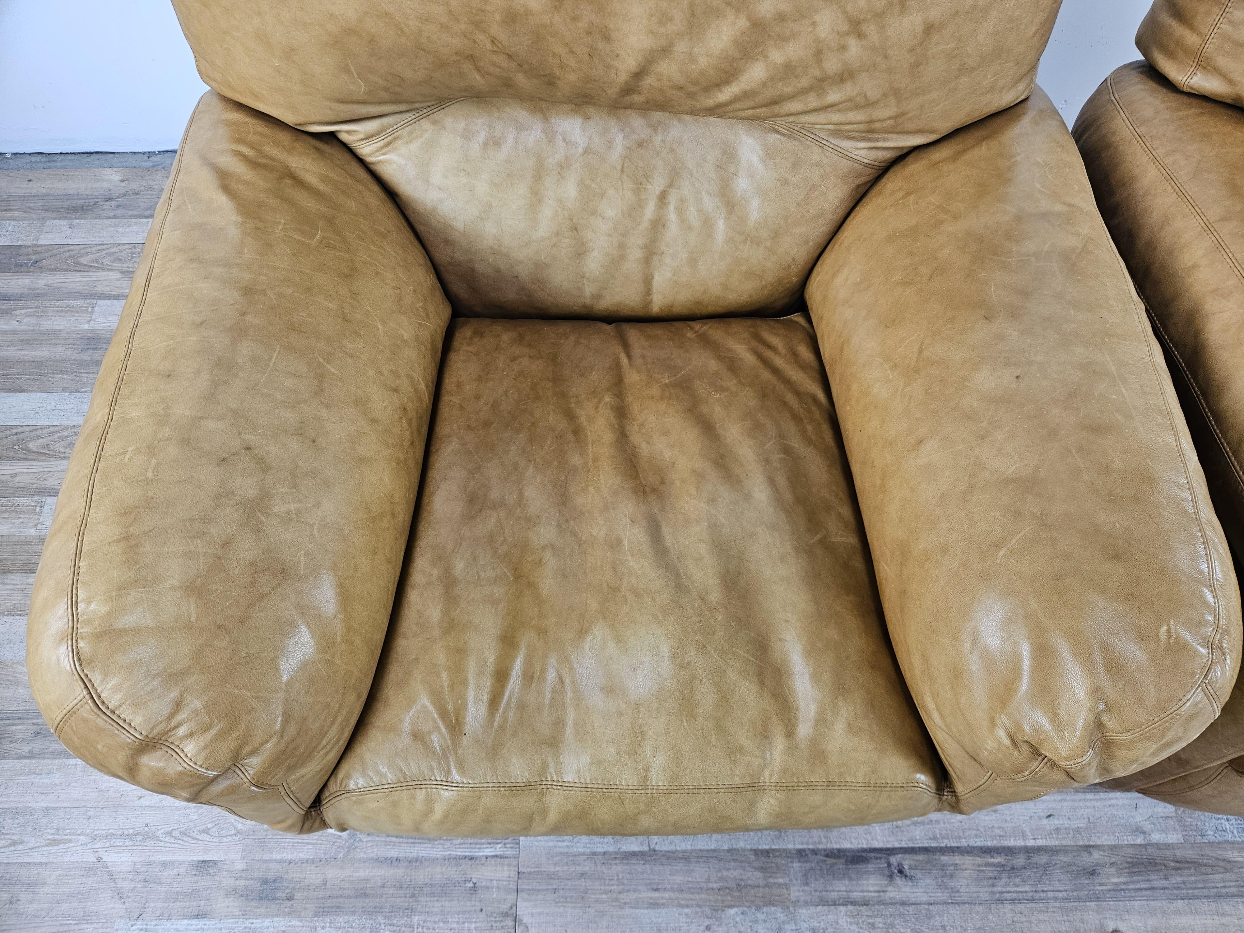 Late 20th Century Grands fauteuils rembourrés en cuir couleur camel des années 1970 en vente