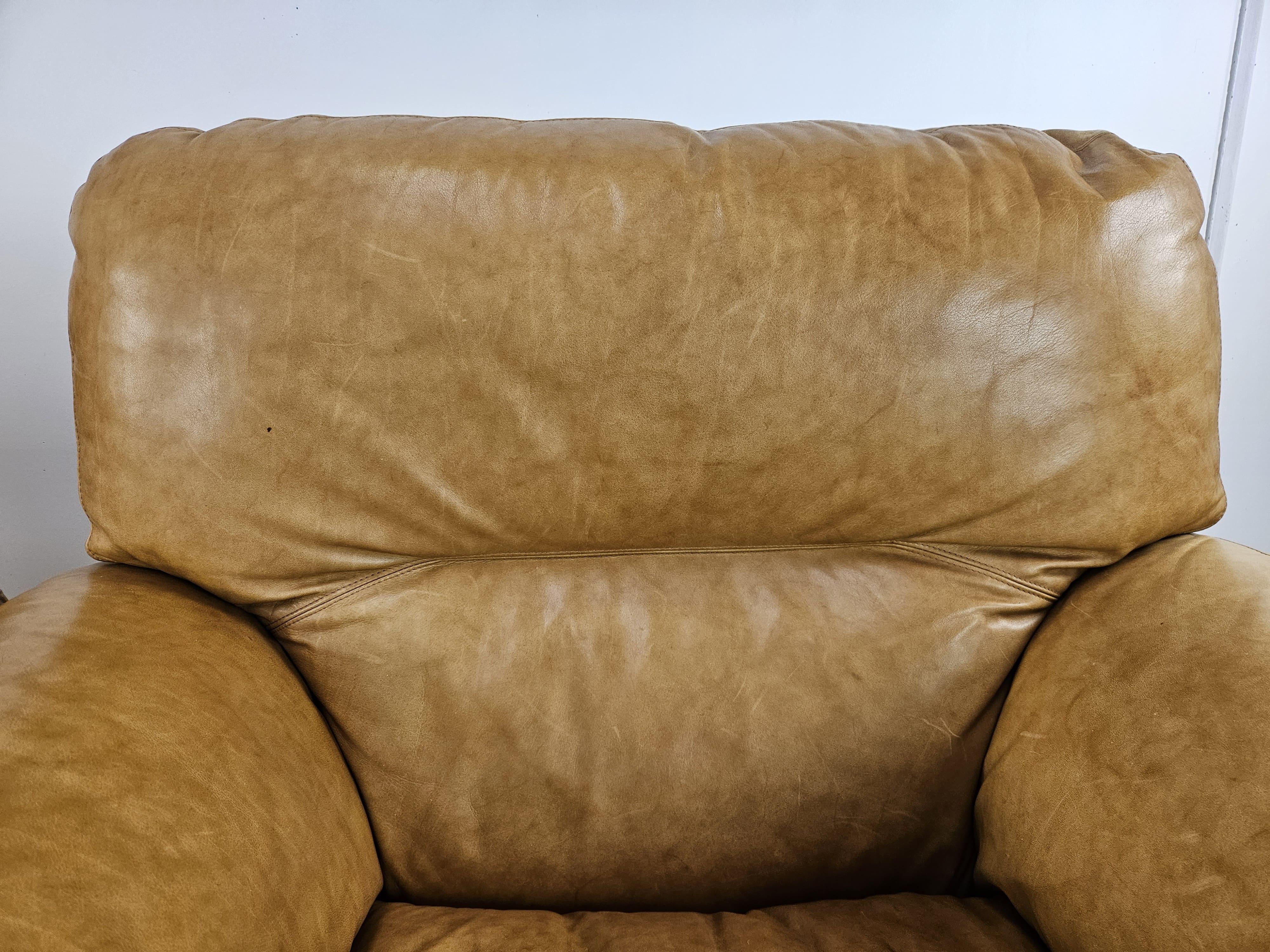 Cuir Grands fauteuils rembourrés en cuir couleur camel des années 1970 en vente