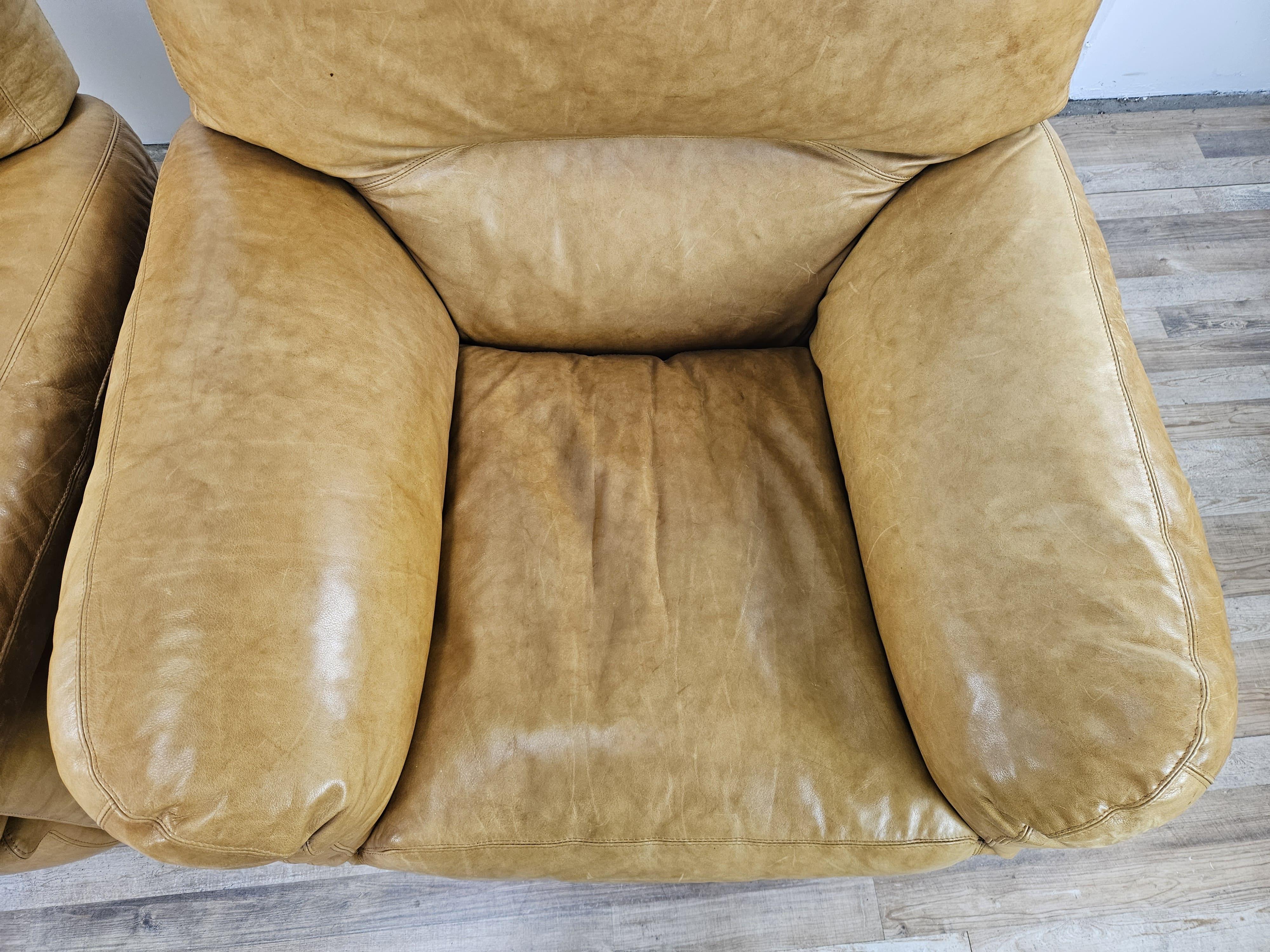 Grands fauteuils rembourrés en cuir couleur camel des années 1970 en vente 1