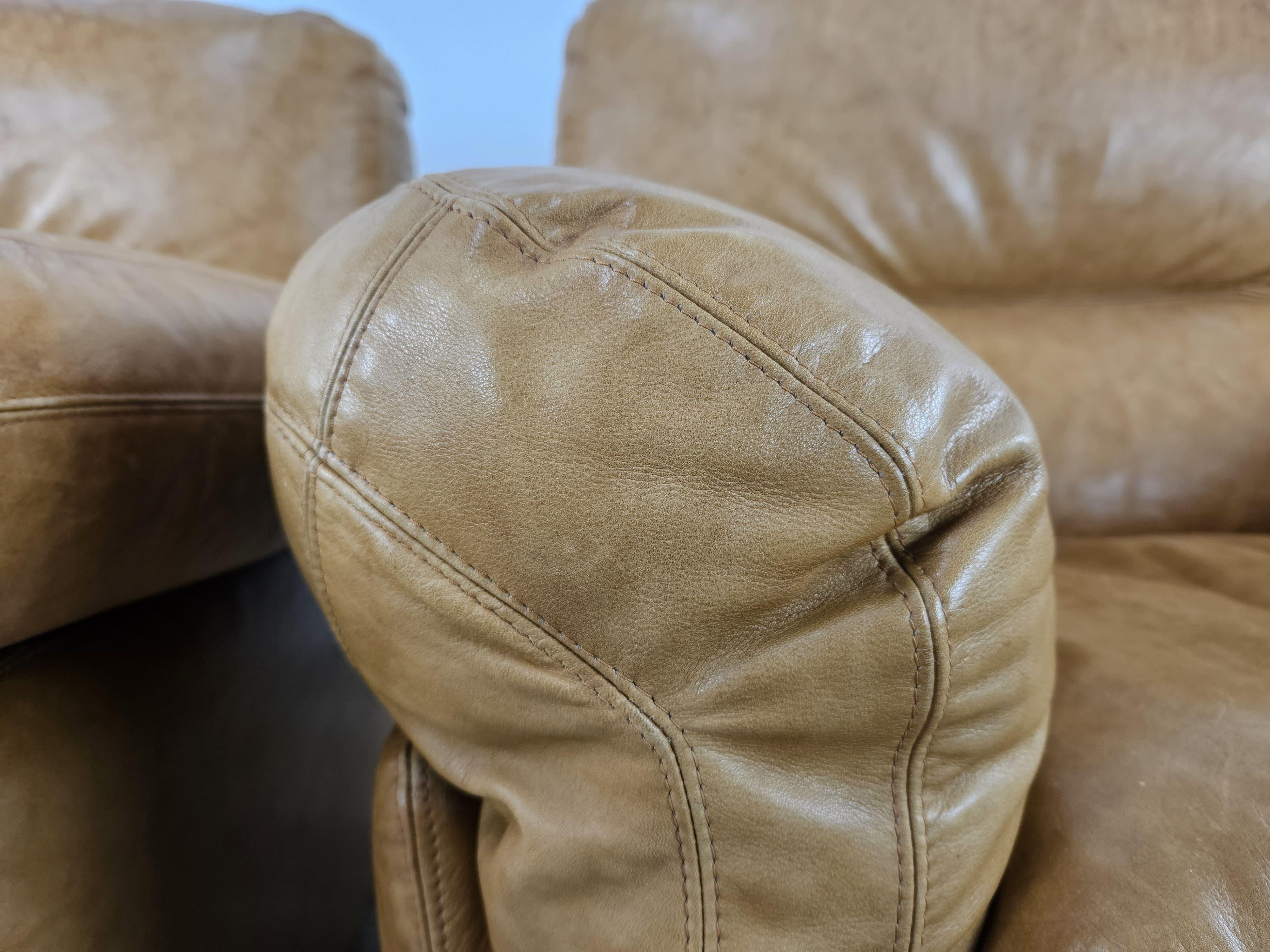 Grands fauteuils rembourrés en cuir couleur camel des années 1970 en vente 2