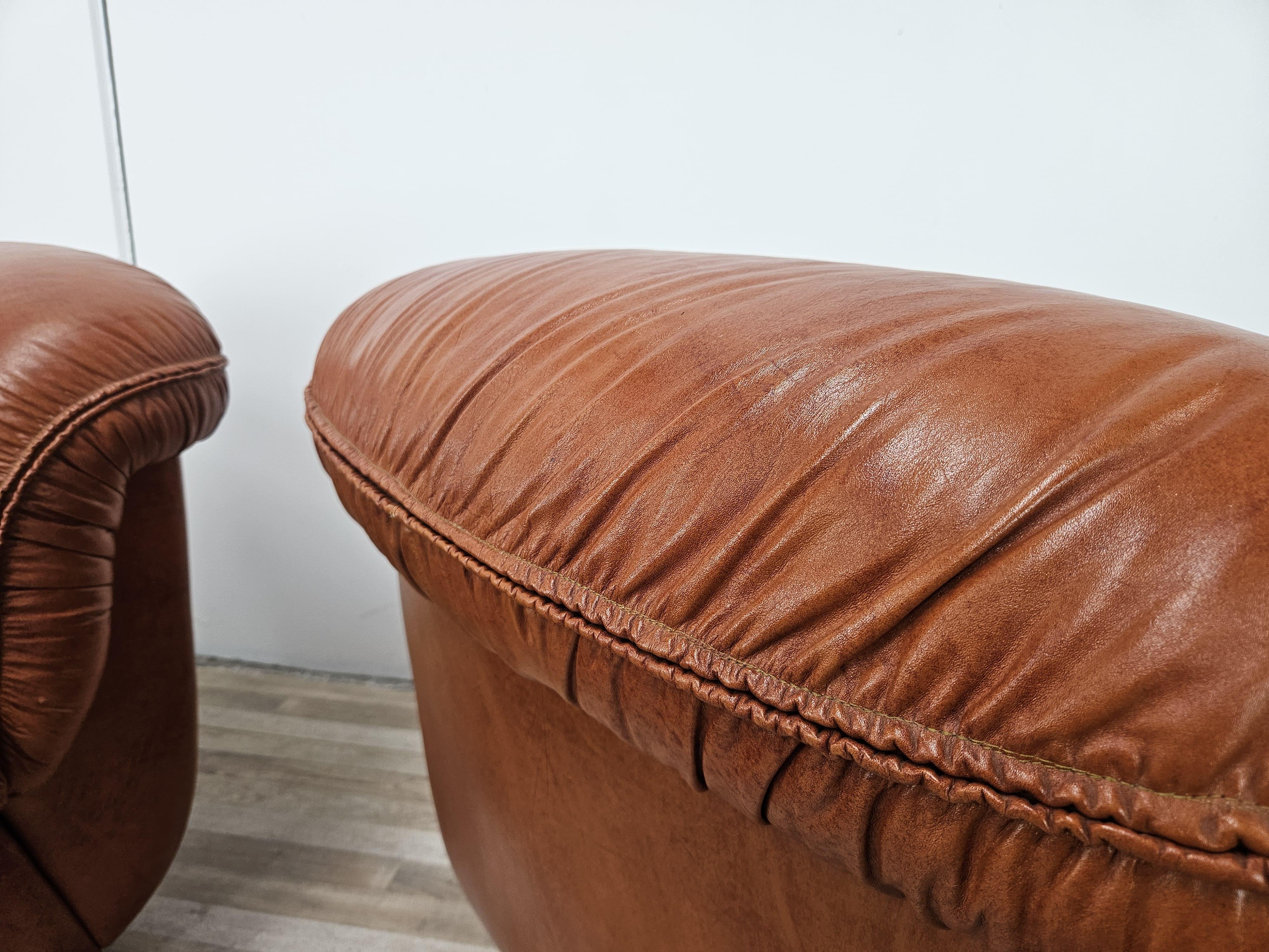 Grandi poltrone in pelle anni '70 cognac in vendita 11