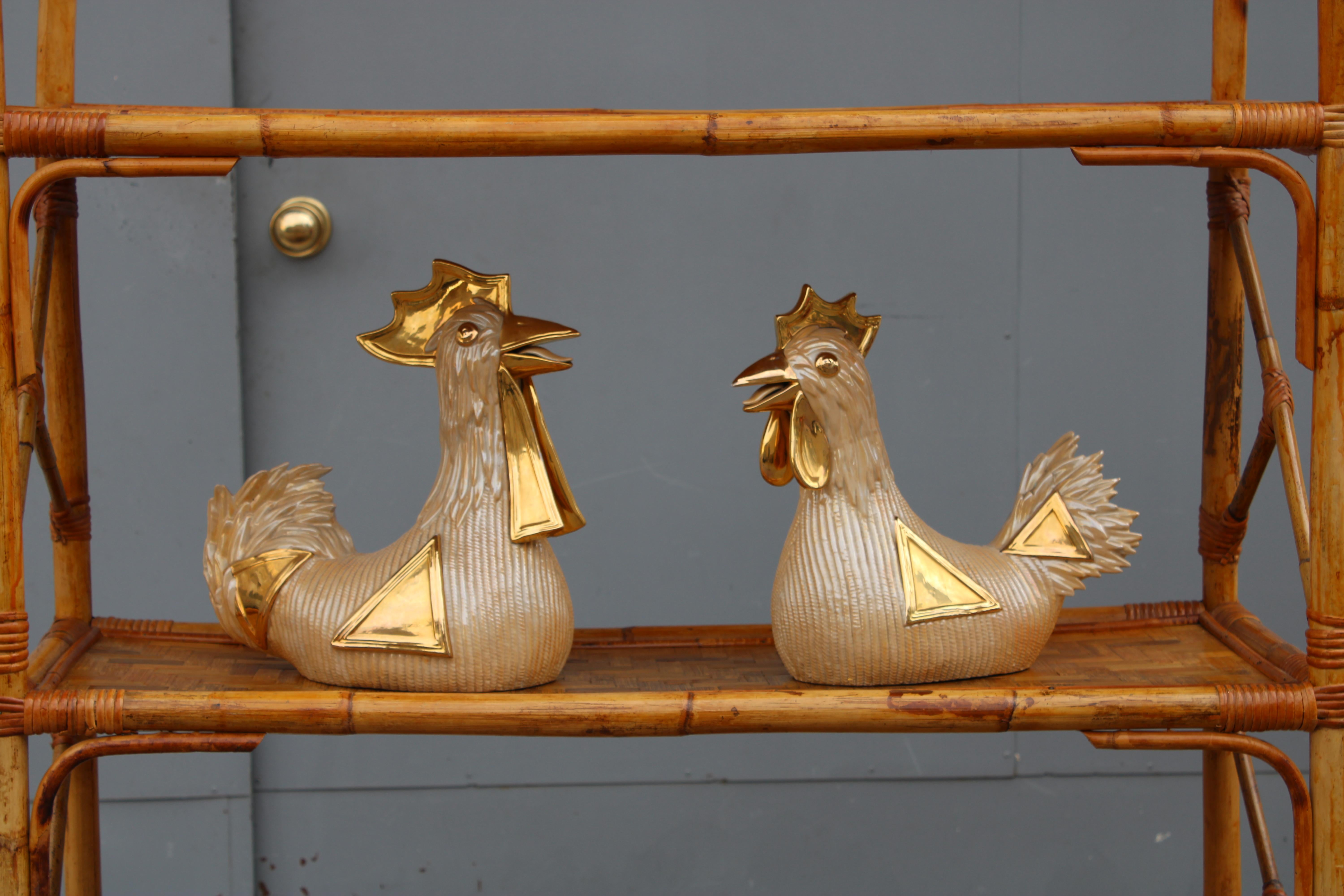 Encantadora pareja de gallo y gallina de porcelana esmaltada, piezas en oro de 24 KT.