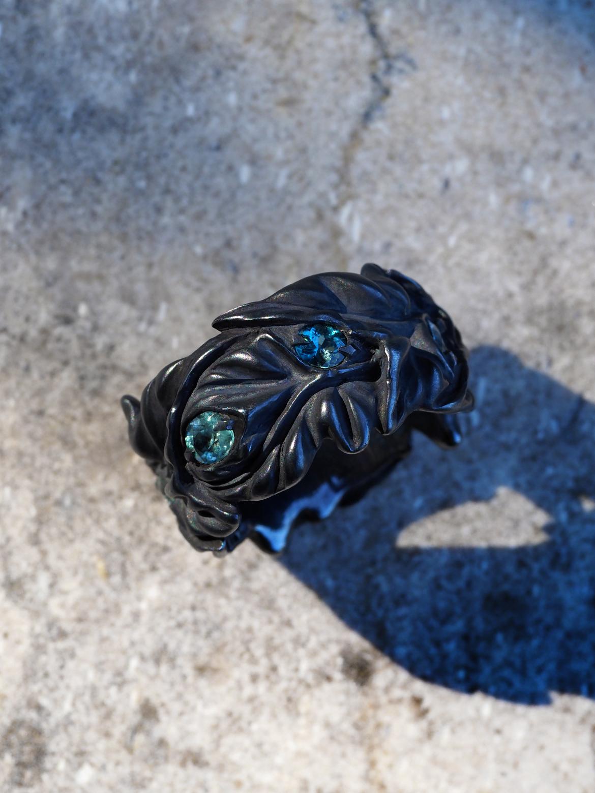 Cette bague de la Collection Sal est fabriquée à la main en argent et reflète le symbolisme du lierre - une plante qui, depuis des siècles, représente la fidélité, l'endurance et les liens éternels. Son anneau de 14 mm de large est sculpté de