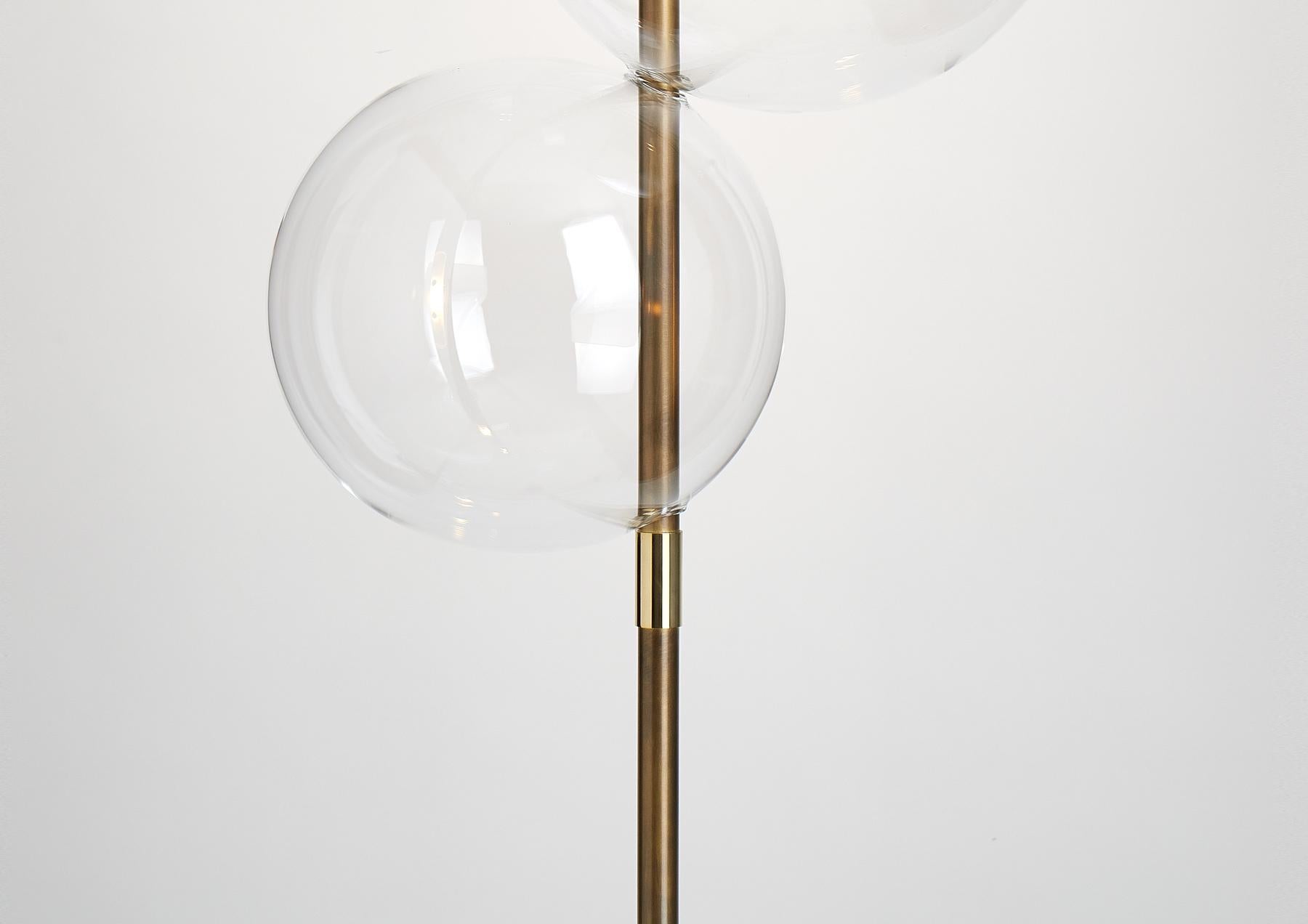 italien Grandine lampadaire contemporain à cinq lumières en laiton vieilli et verre soufflé à la main en vente