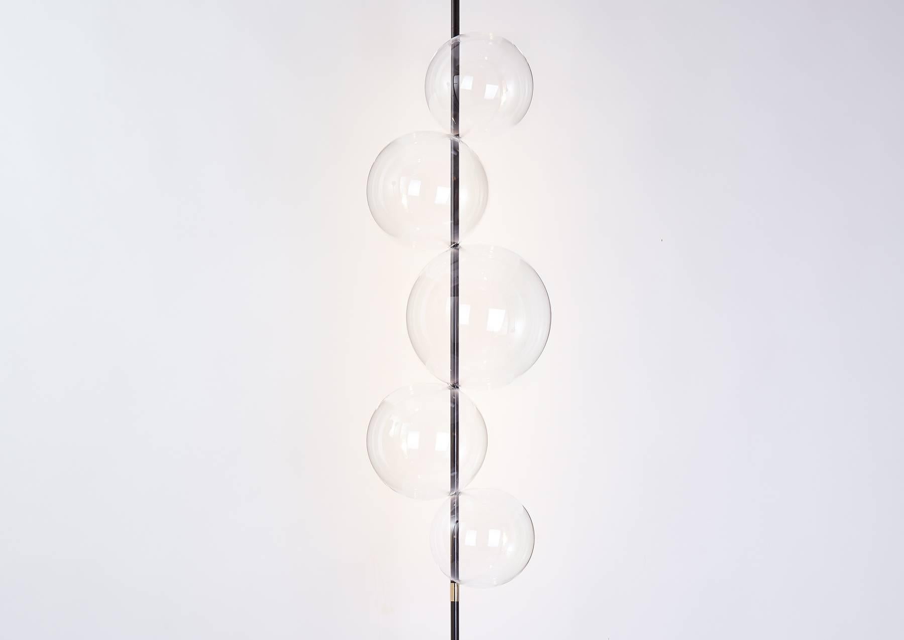 Minimaliste Grandine lampadaire contemporain à cinq lumières noir en verre soufflé laiton foncé en vente