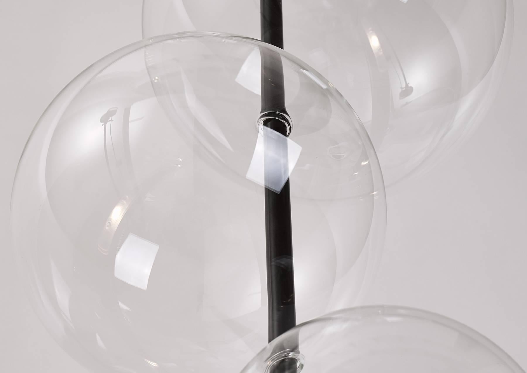 italien Grandine lampadaire contemporain à cinq lumières noir en verre soufflé laiton foncé en vente