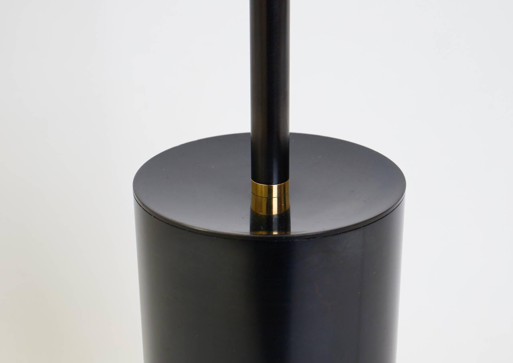 Grandine schwarze zeitgenössische Stehlampe mit fünf Lichtern aus geschwärztem Messing und geblasenem Glas (21. Jahrhundert und zeitgenössisch) im Angebot