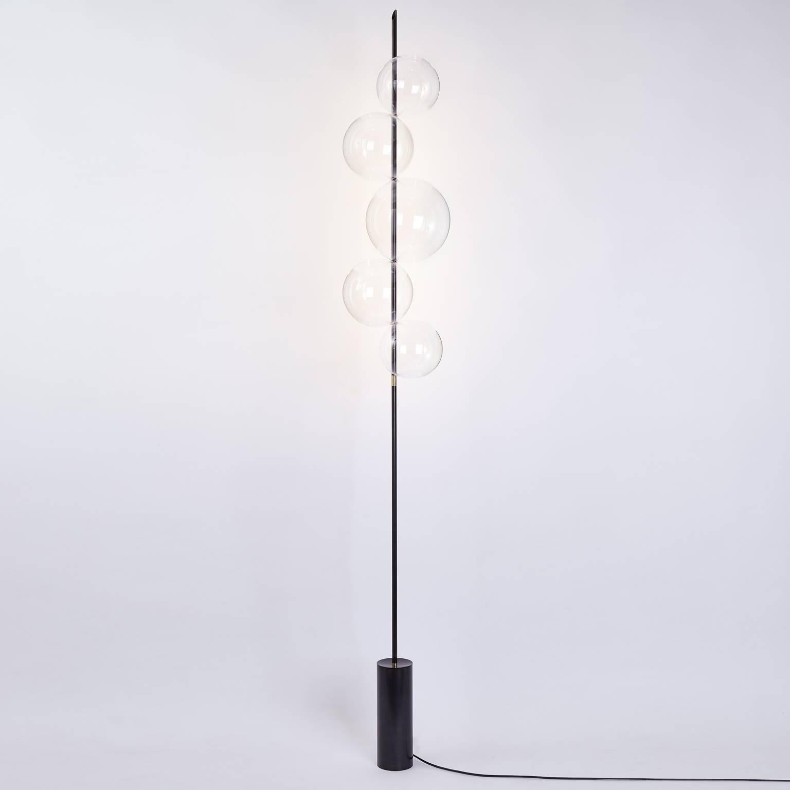 Inspiré par des morceaux de grêle, Grandine Five Lights est composé de cinq orbes de verre qui se touchent, positionnés de manière à donner l'impression de boules de glace qui ont fondu ensemble pour former une pièce solide et transparente.
Cette