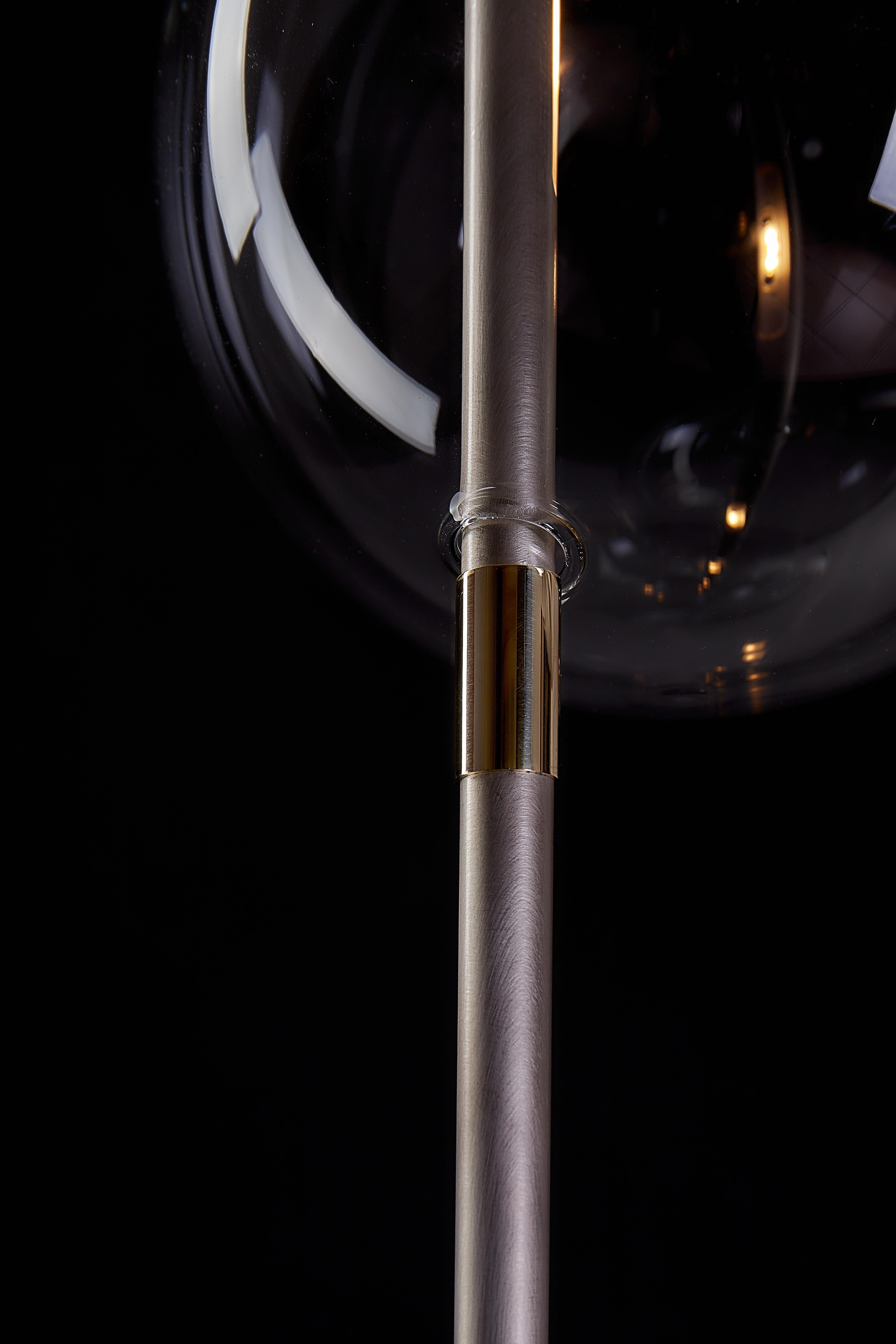 Zeitgenössische fünfflammige Stehlampe aus Silber und Messing mit Schottenkaro aus Silber  (Handgefertigt) im Angebot