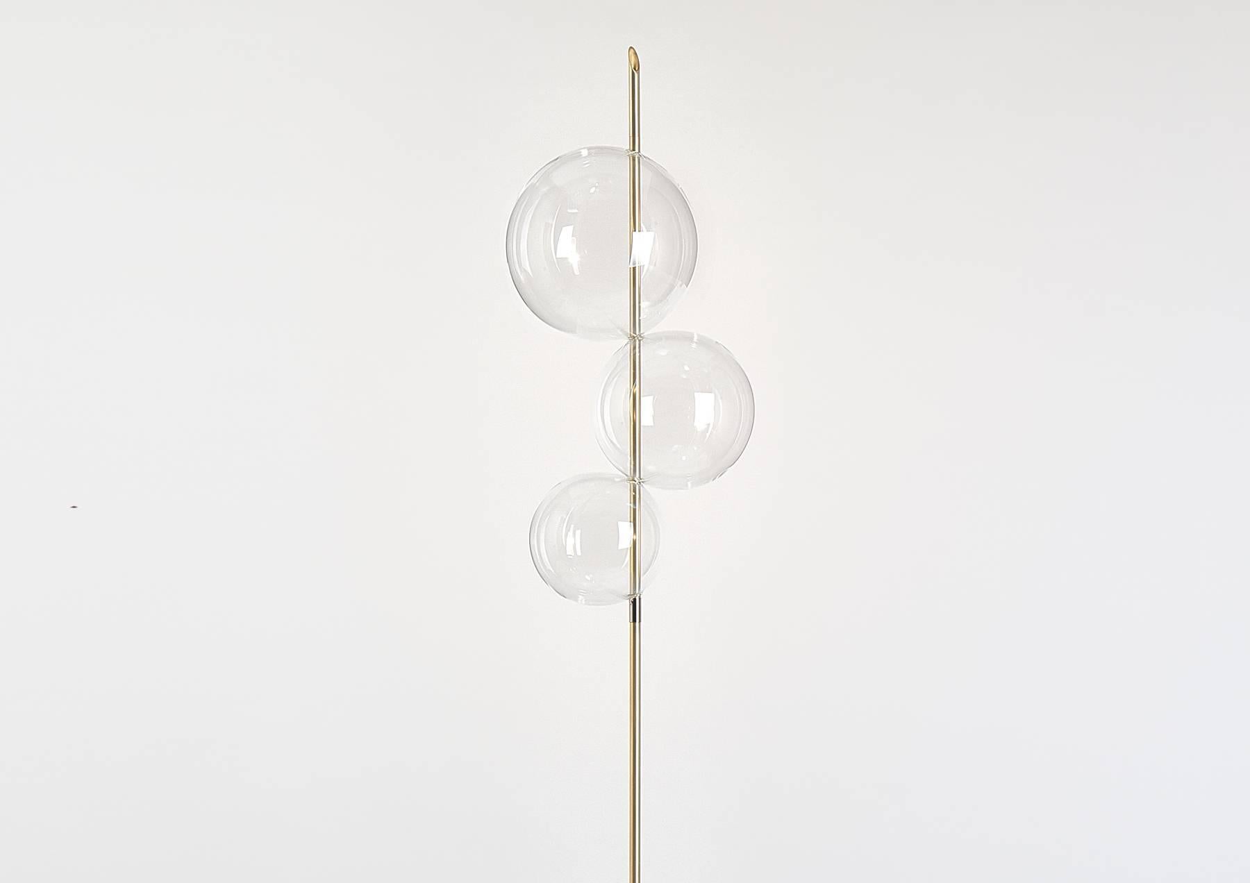 Minimaliste Lampadaire contemporain à trois lumières Grandine en laiton brossé et verre soufflé à la main  en vente