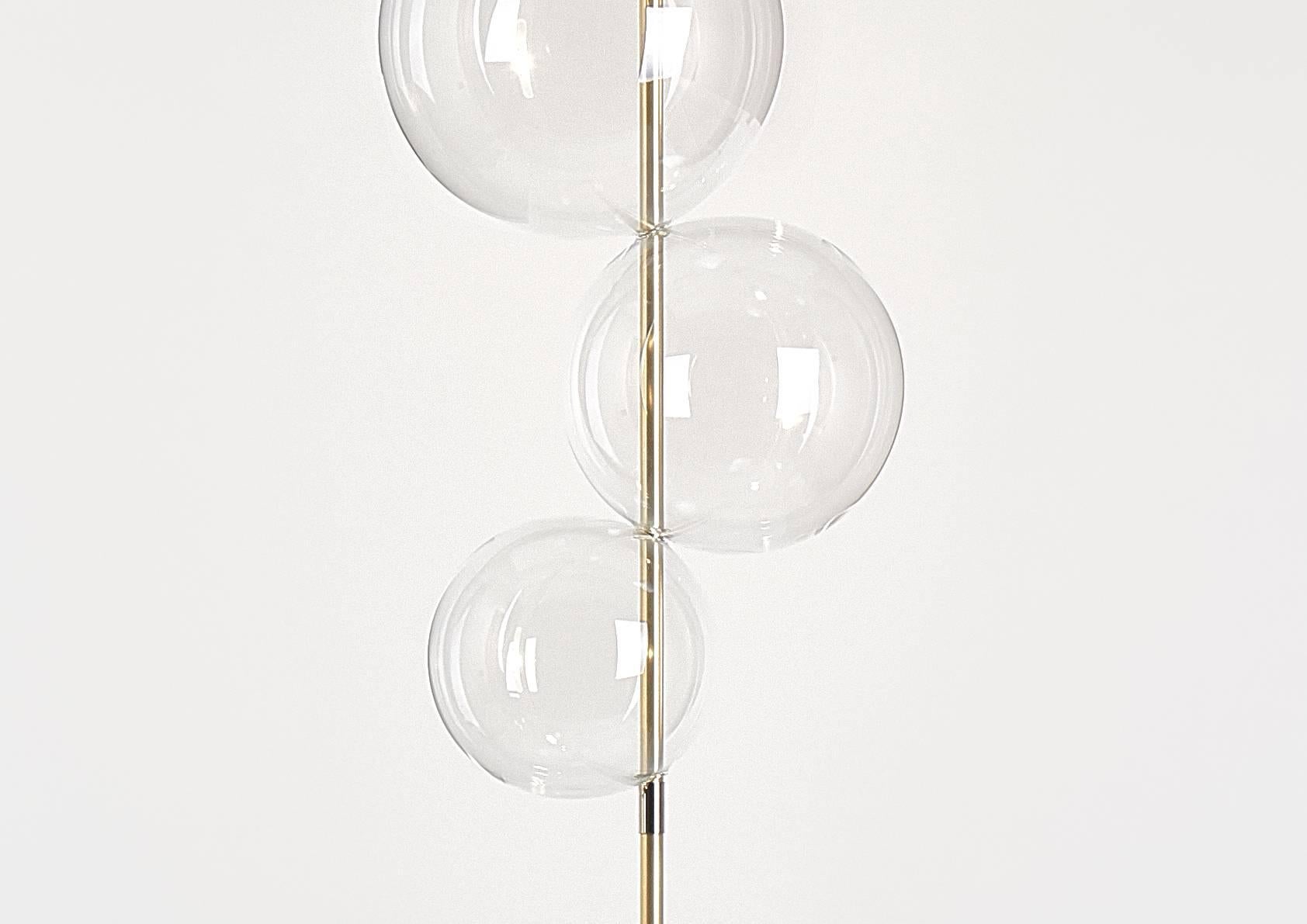 italien Lampadaire contemporain à trois lumières Grandine en laiton brossé et verre soufflé à la main  en vente