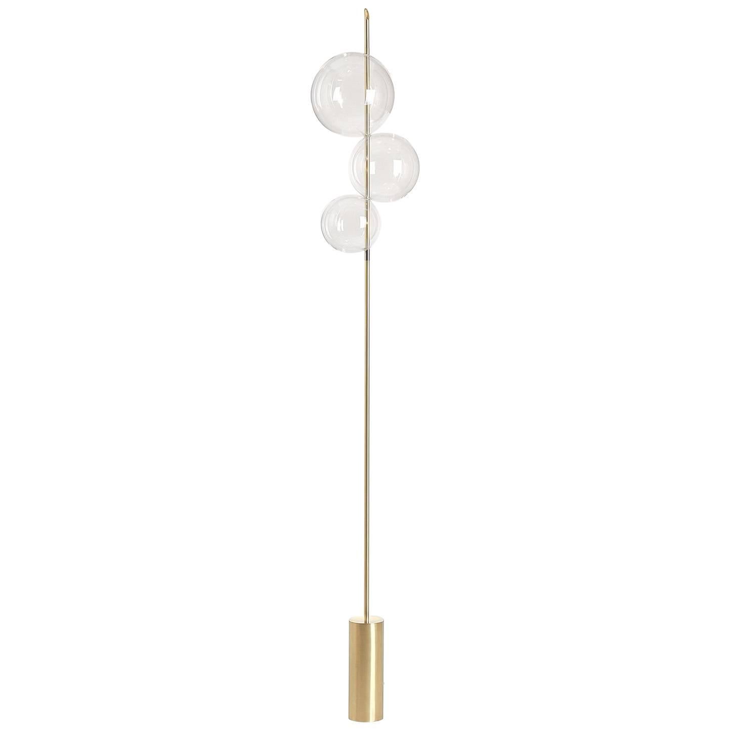 Lampadaire contemporain à trois lumières Grandine en laiton brossé et verre soufflé à la main