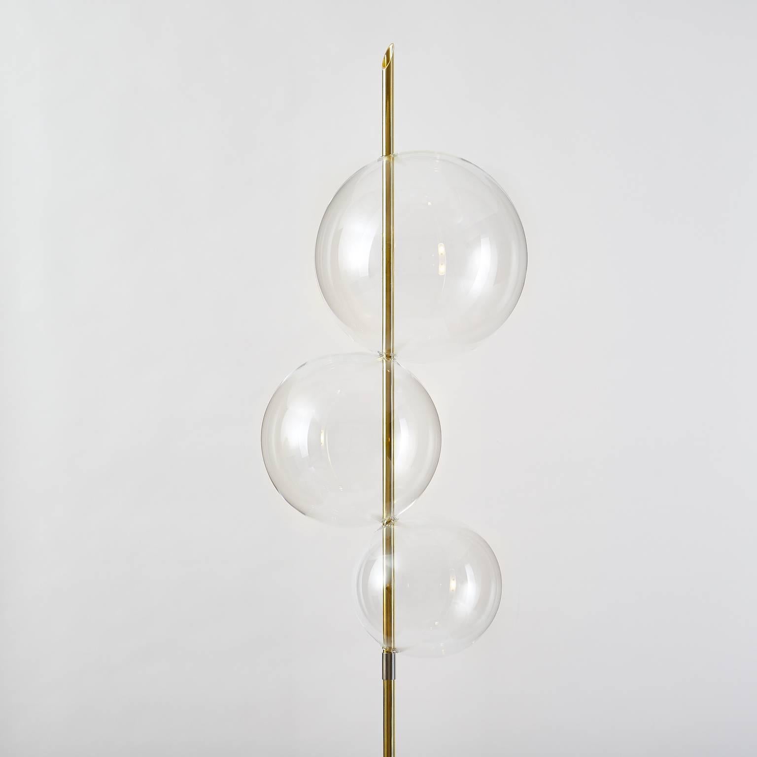 italien Lampadaire/Lampe sur pied sculpturale à trois lumières Grandine en laiton poli miroir en vente