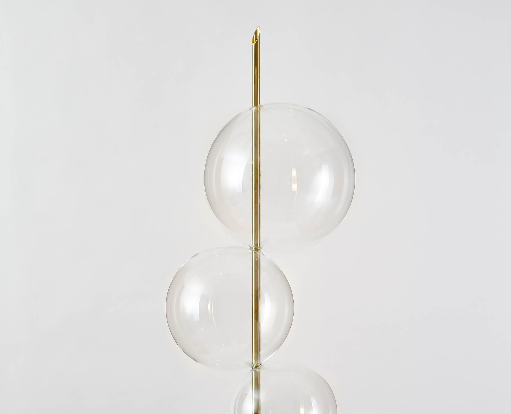 XXIe siècle et contemporain Lampadaire/Lampe sur pied sculpturale à trois lumières Grandine en laiton poli miroir en vente