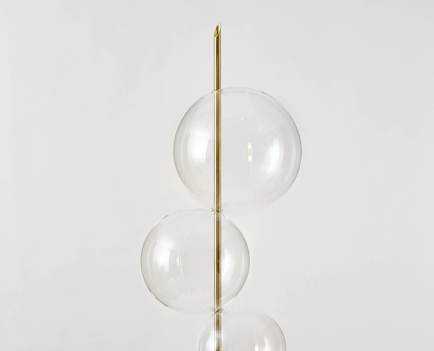XXI secolo e contemporaneo Grandine, lampada scultorea da terra e da appoggio a tre luci in ottone lucidato a specchio in vendita