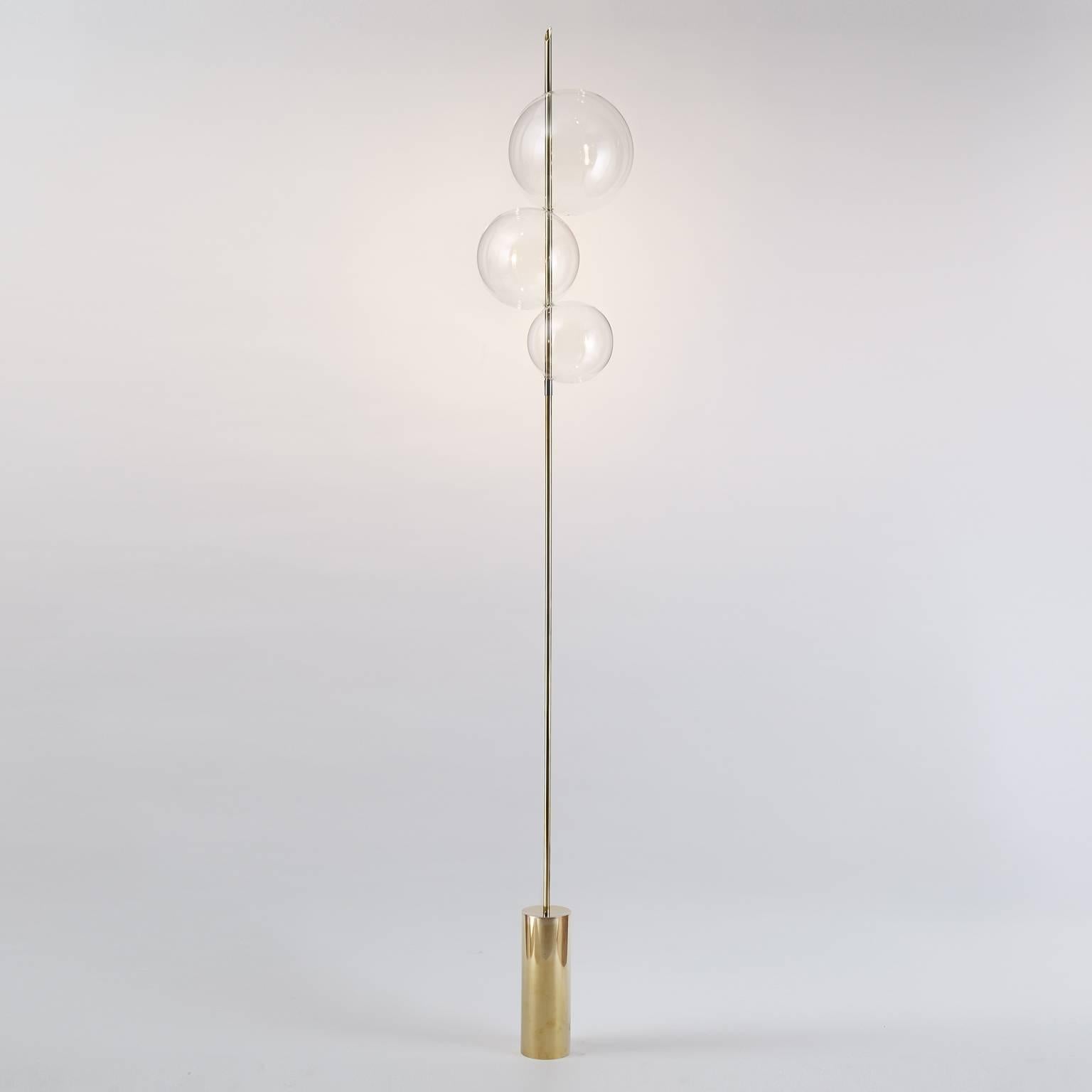 Laiton Lampadaire/Lampe sur pied sculpturale à trois lumières Grandine en laiton poli miroir en vente