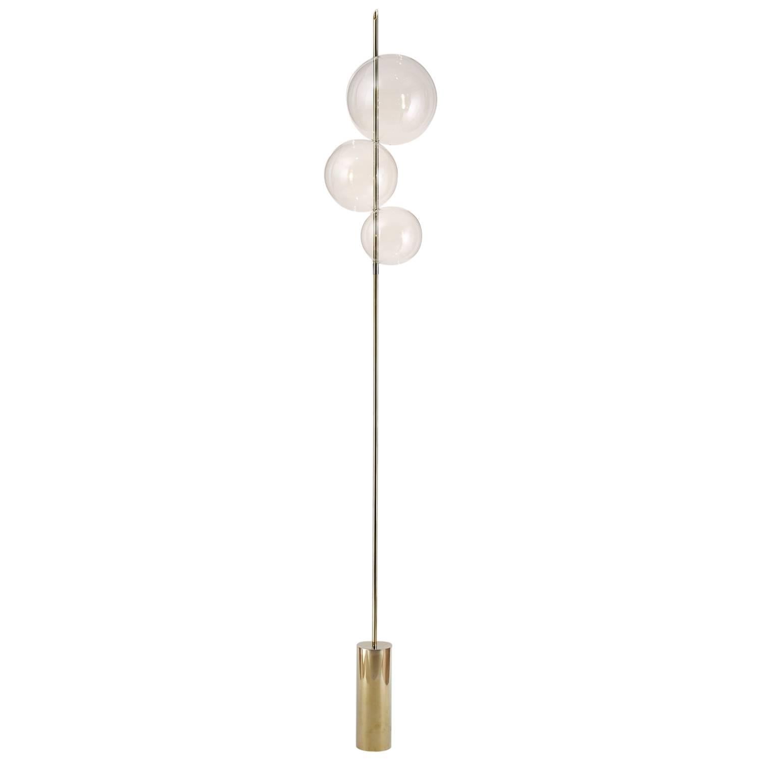 Lampadaire/Lampe sur pied sculpturale à trois lumières Grandine en laiton poli miroir en vente