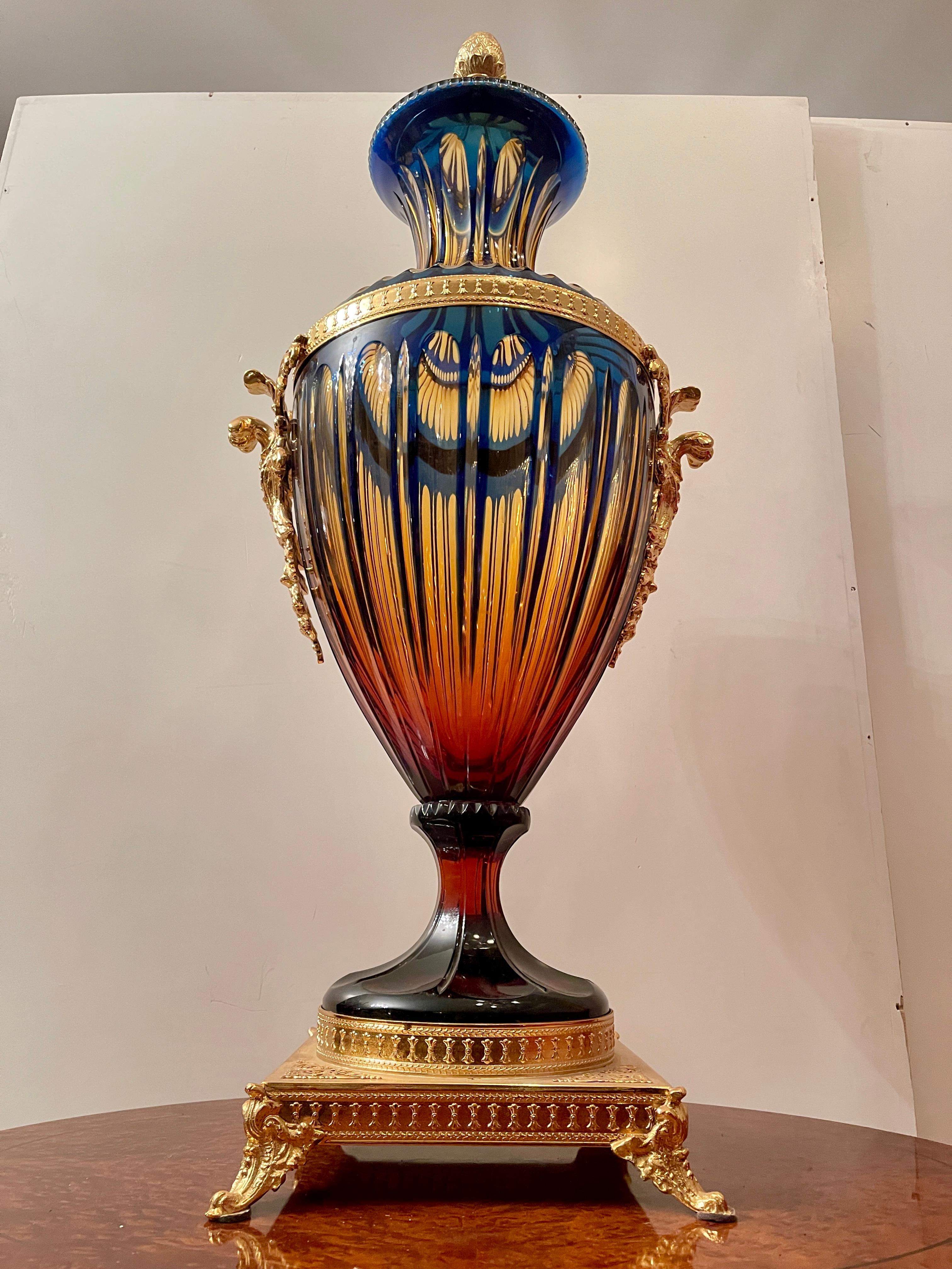 Italian Grandiosa Anfora in cristallo e bronzo dorato  florentine italian XX secolo in vendita
