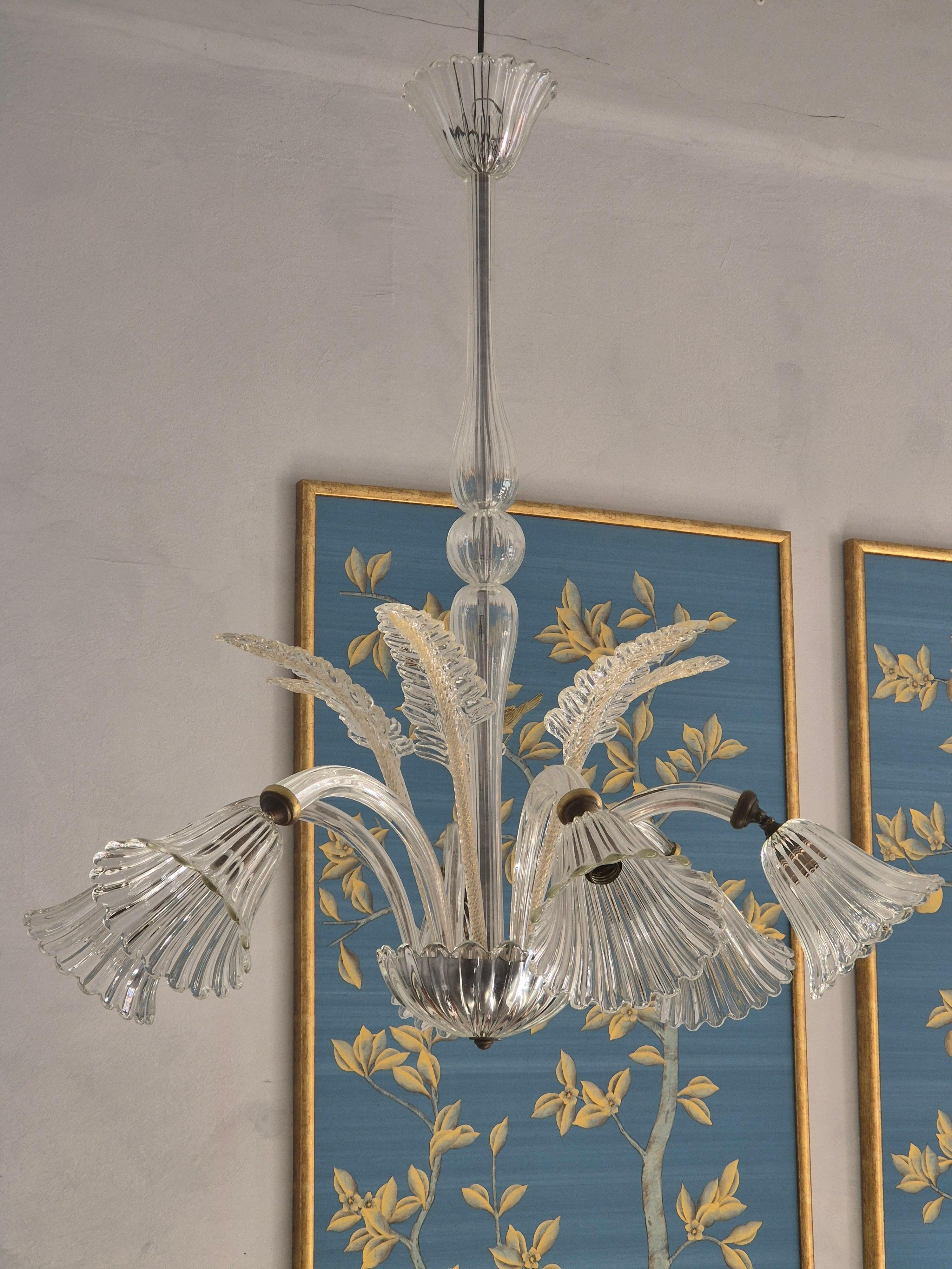 Grande lampadario modello Liberty, in vetro di Murano soffiato a mano, disegnato da Ercole Barovier, anni Venti. Decorazione di 6 forme di foglie con spruzzi d'oro e 6 braccia  con paralumi in vetro a forma di fiore con zoccoli per lampade.