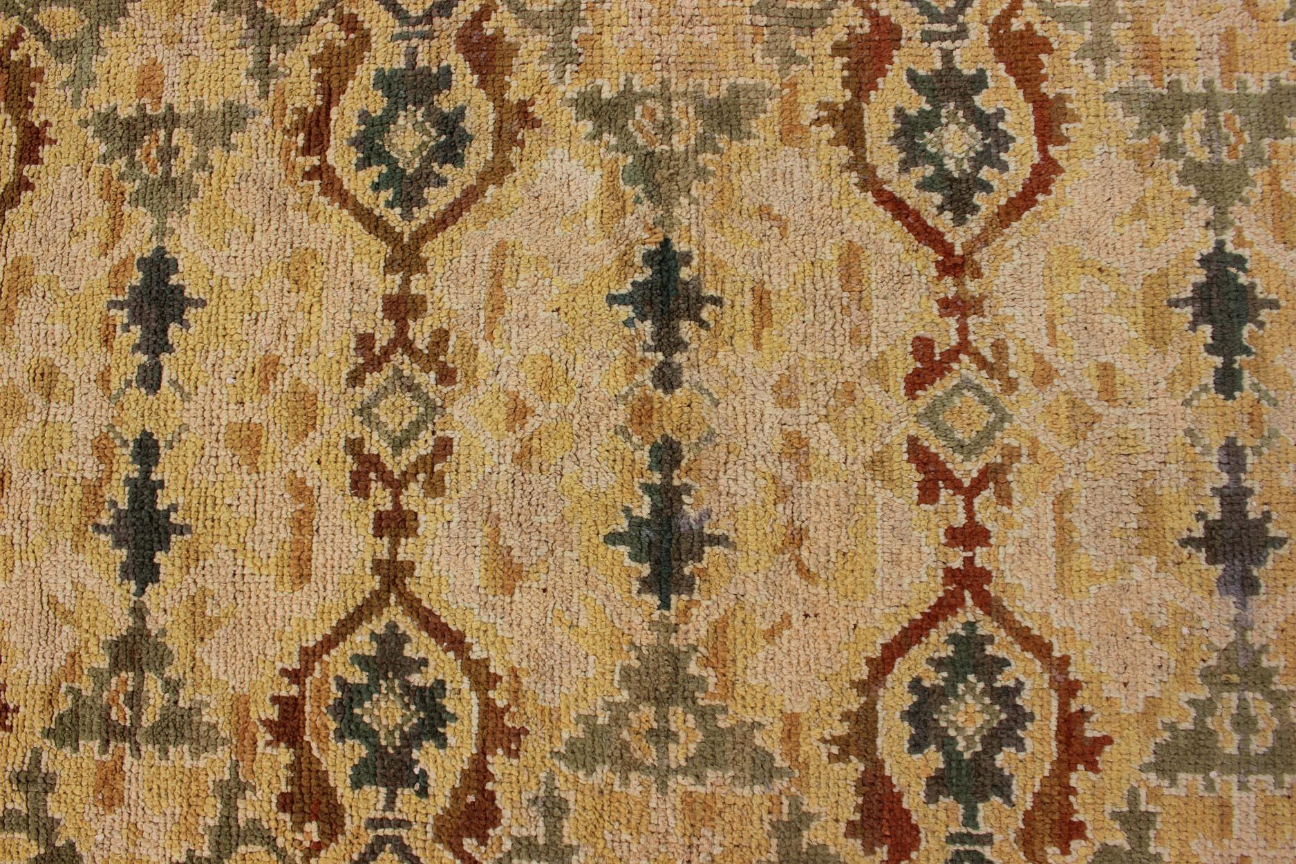 Grandiosa Alfombra Española en Colores Dorado, Amarillo, Verde y Rafia en venta 4