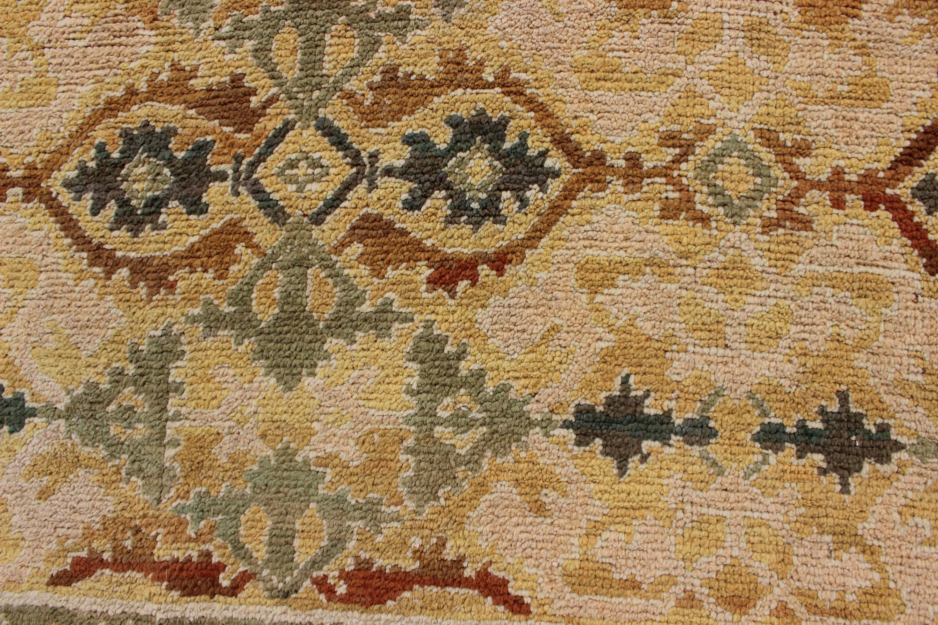 Grandioser spanischer Teppich in Gold:: Gelb:: Grün und Raffia-Farben im Angebot 4