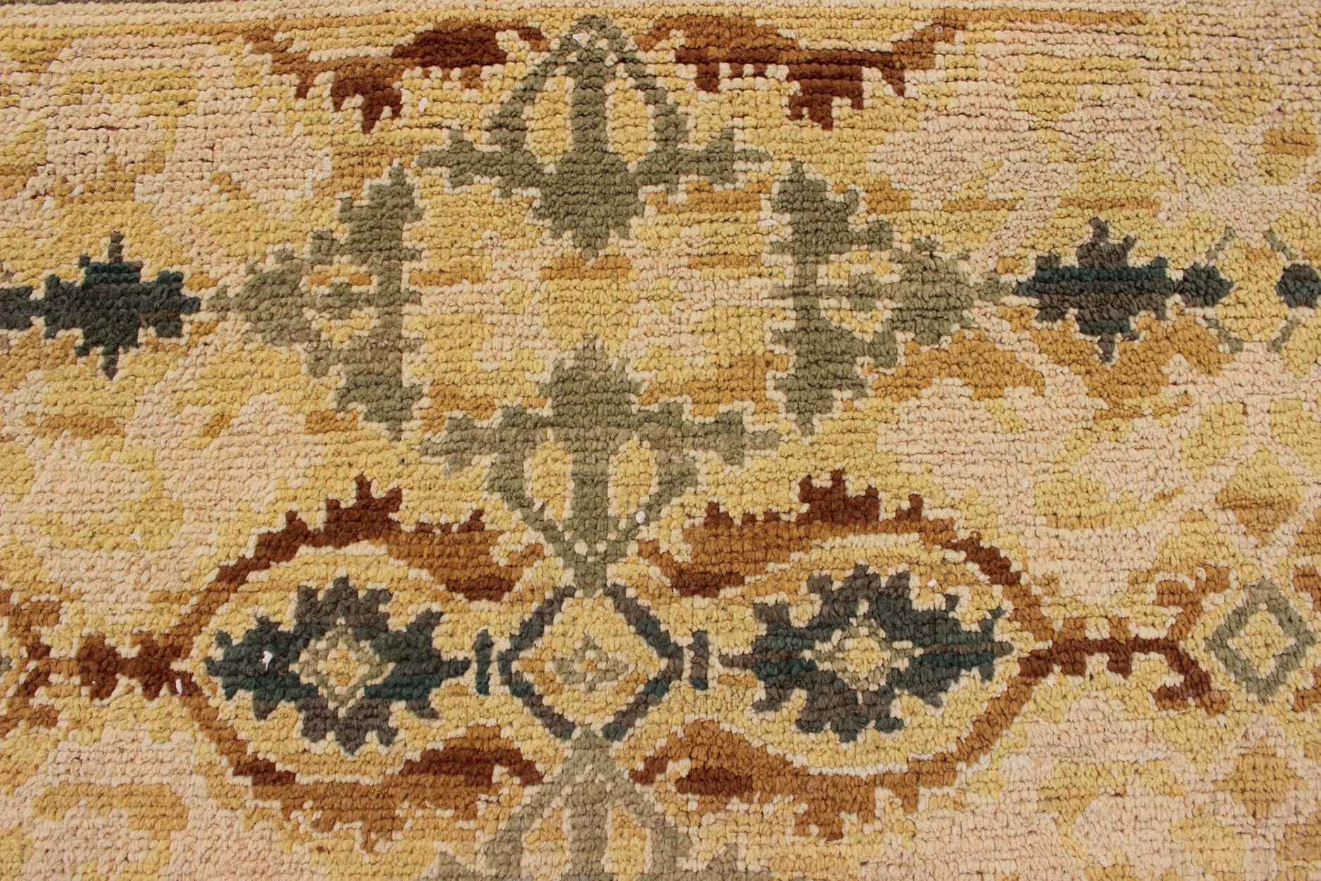 Grandiosa Alfombra Española en Colores Dorado, Amarillo, Verde y Rafia en venta 7