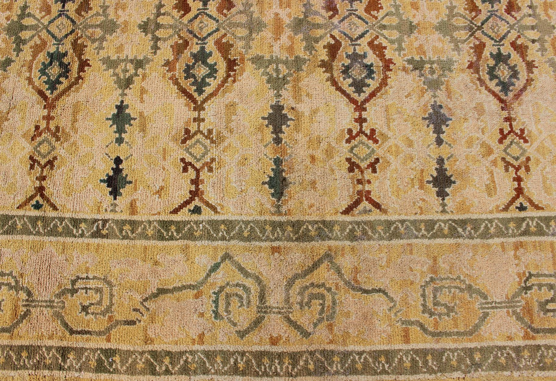 Grandiosa Alfombra Española en Colores Dorado, Amarillo, Verde y Rafia en venta 9