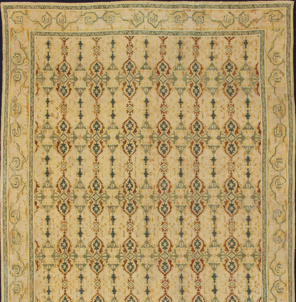 Grandioser spanischer Teppich in Gold:: Gelb:: Grün und Raffia-Farben (Mitte des 20. Jahrhunderts) im Angebot