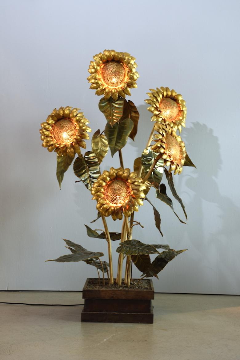 Grandiose sunflower sculpture in brass with five illuminated flower heads, 1950s. Five sunflower stalks with leaves and large, illuminated flower heads are stuck in a square base shell. Italy late 1950s.