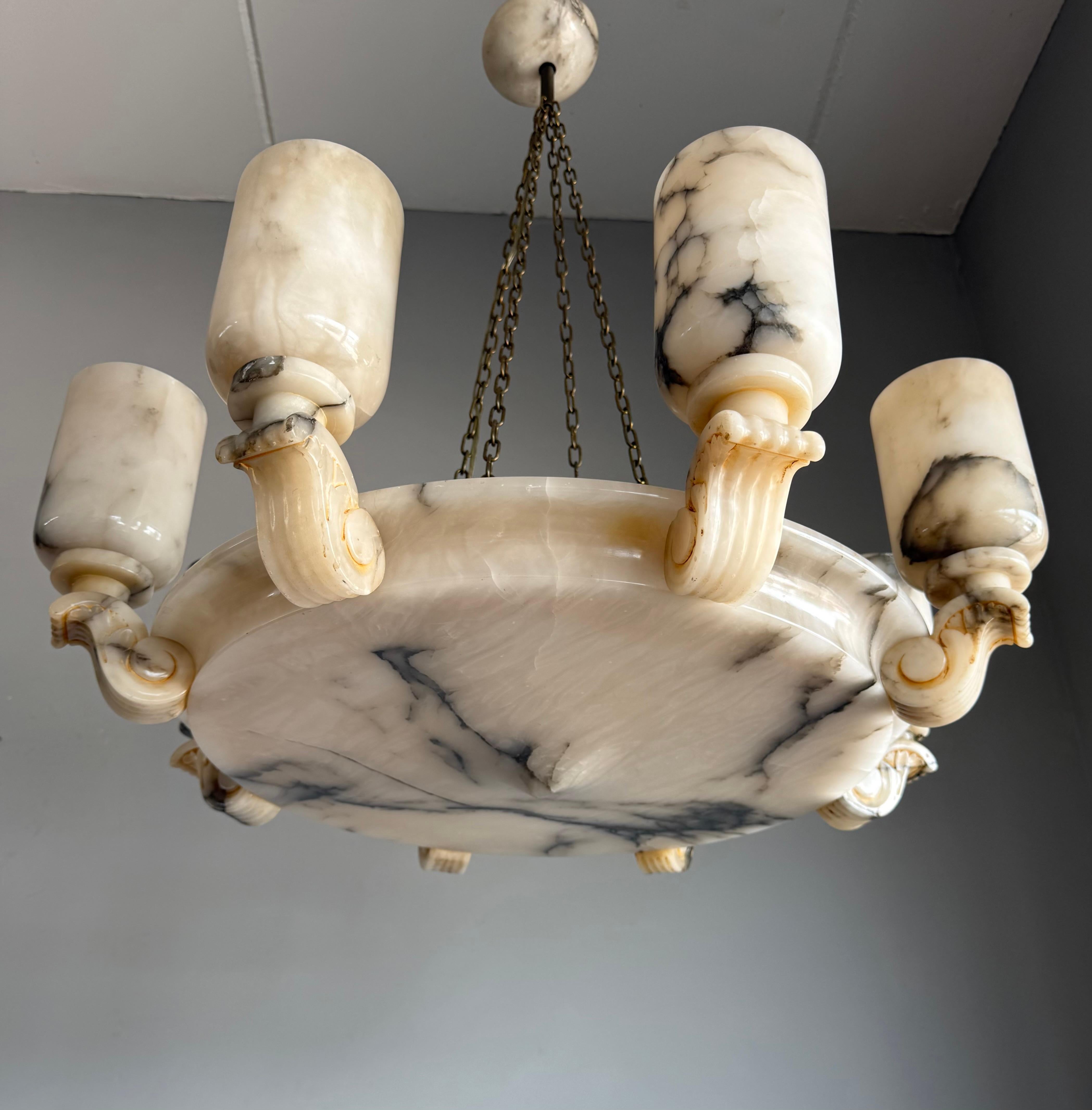Apparecchio di illuminazione dei primi del Novecento, maestoso, di pura Art Deco, opera d'arte.

Essendo l'illuminazione del primo Novecento in generale (e gli apparecchi in alabastro in particolare) una delle nostre specialità, siamo rimasti ancora