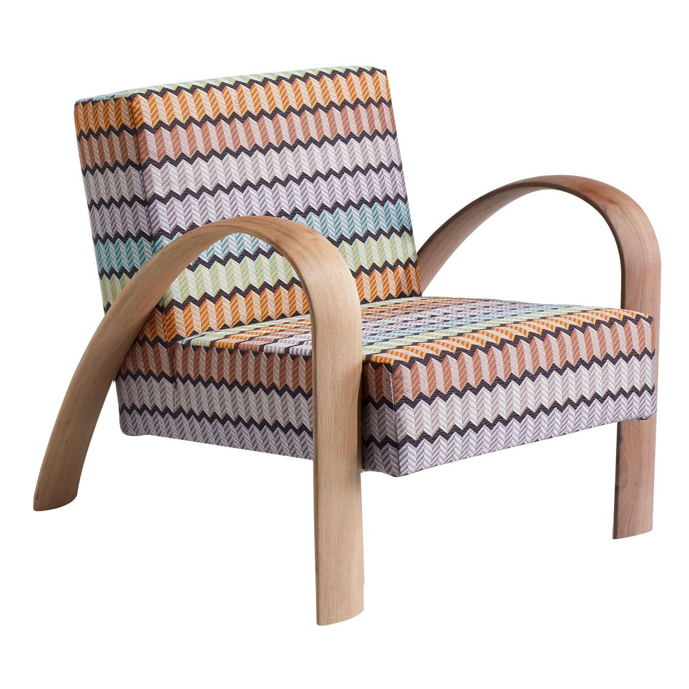 Immediately recognizable to all fans of the iconic maison, the Grandma armchair by Missoni Home brings past and present together in an essential design. Characterized by its original juxtaposition of curved armrests and the squared backrest, the