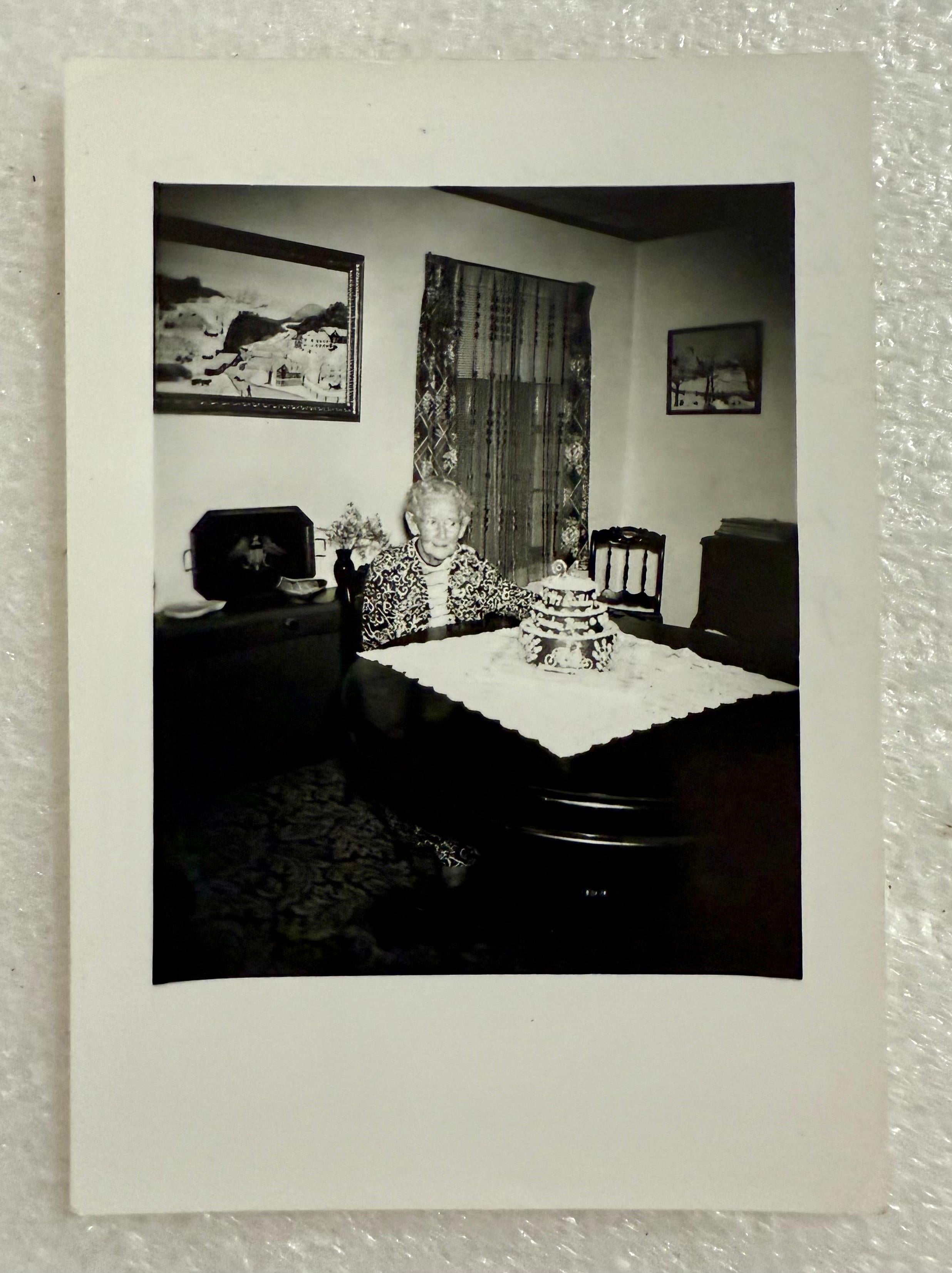 Archivo fotográfico vintage Colección de fotografías de la artista de arte popular Grandma Moses en venta 11