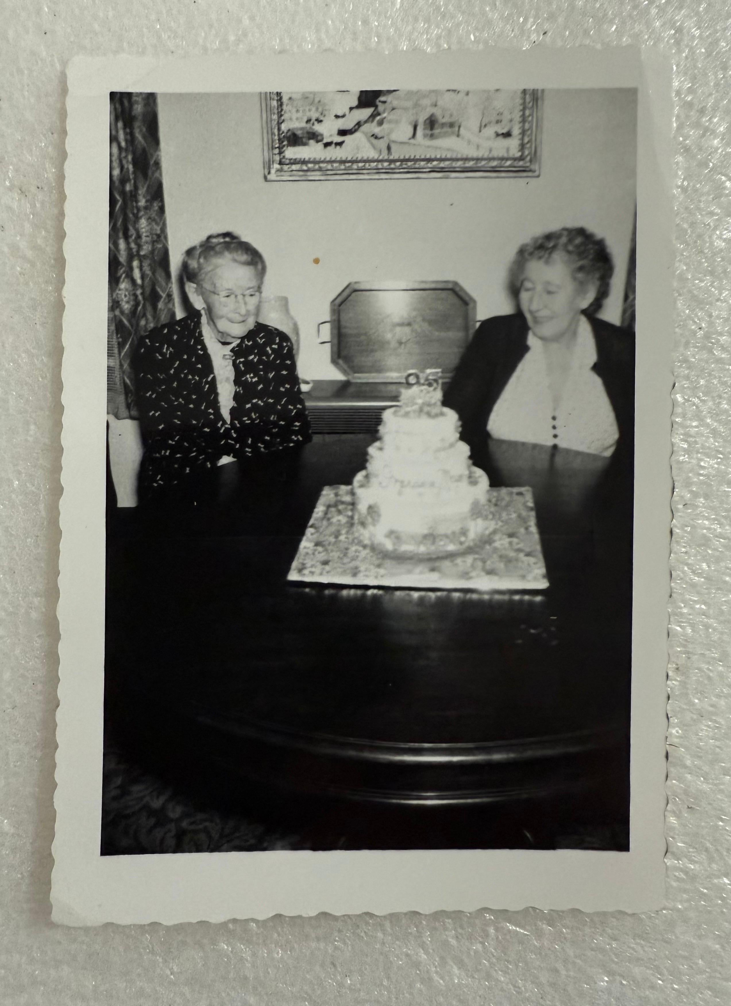 Archivo fotográfico vintage Colección de fotografías de la artista de arte popular Grandma Moses en venta 14