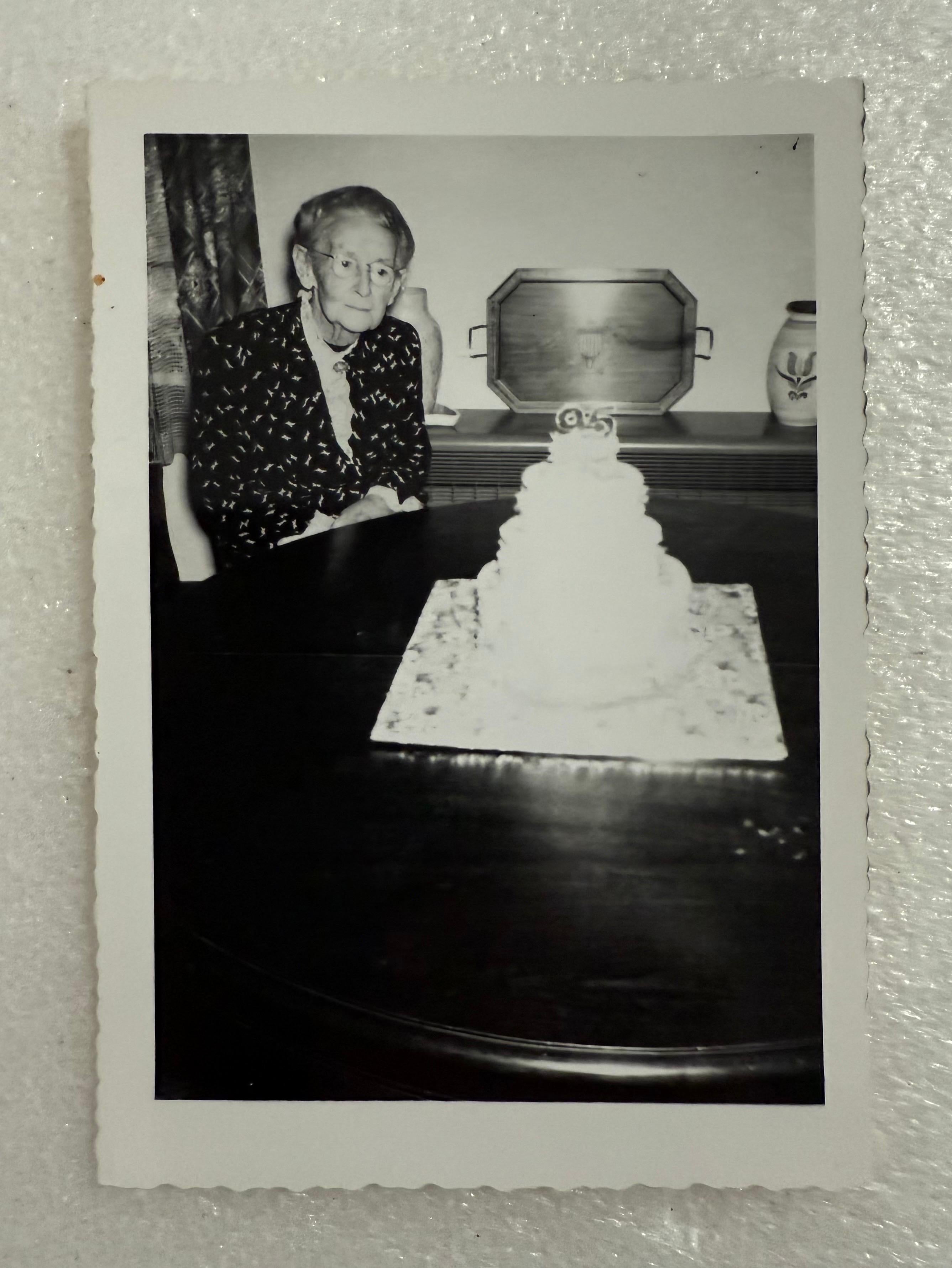 Archivo fotográfico vintage Colección de fotografías de la artista de arte popular Grandma Moses en venta 15