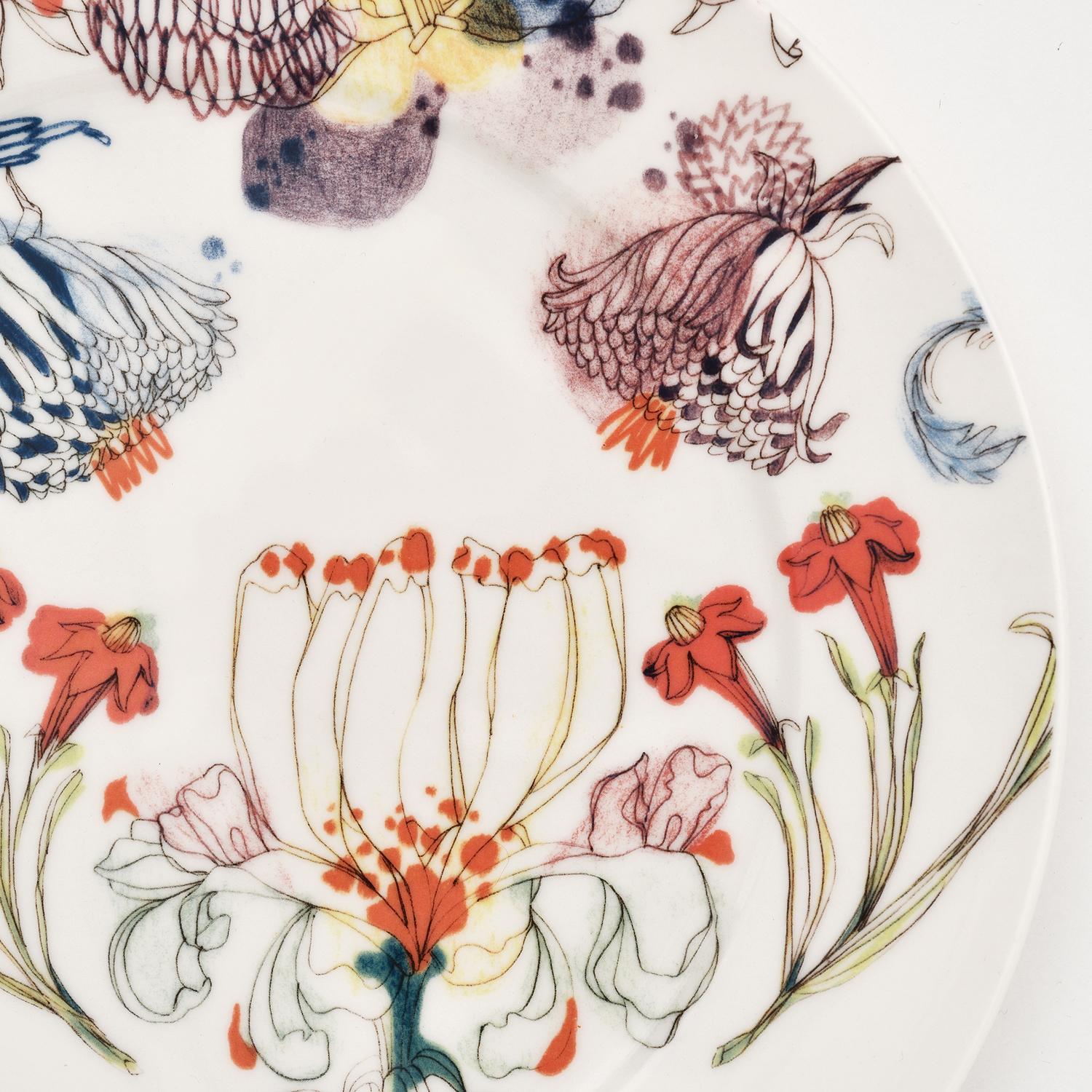 Belonging to the Grandma's Garden porcelain series, the design of this dinner plate represents a sophisticated and elegant floral designs full of blossoms and buds with delicate colors blending together for a fresh and contemporary look, typical of
