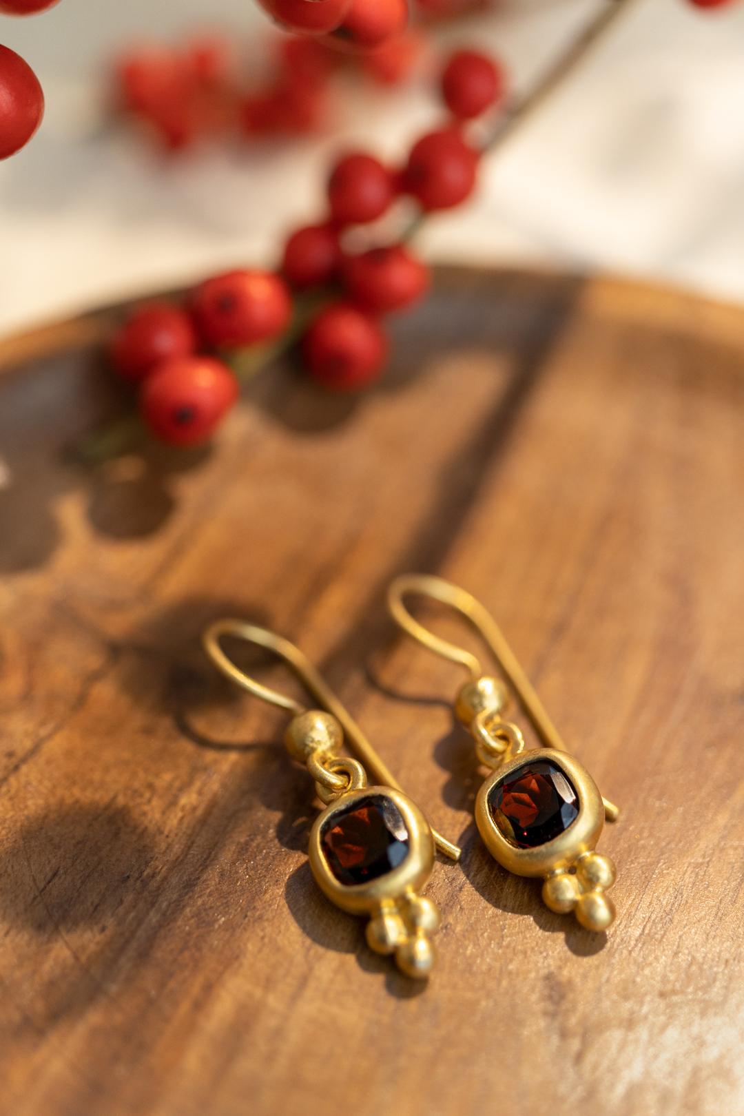 Modern Garnet Earrings Facetted Cushion Sterling Silver Vermail gold For Sale