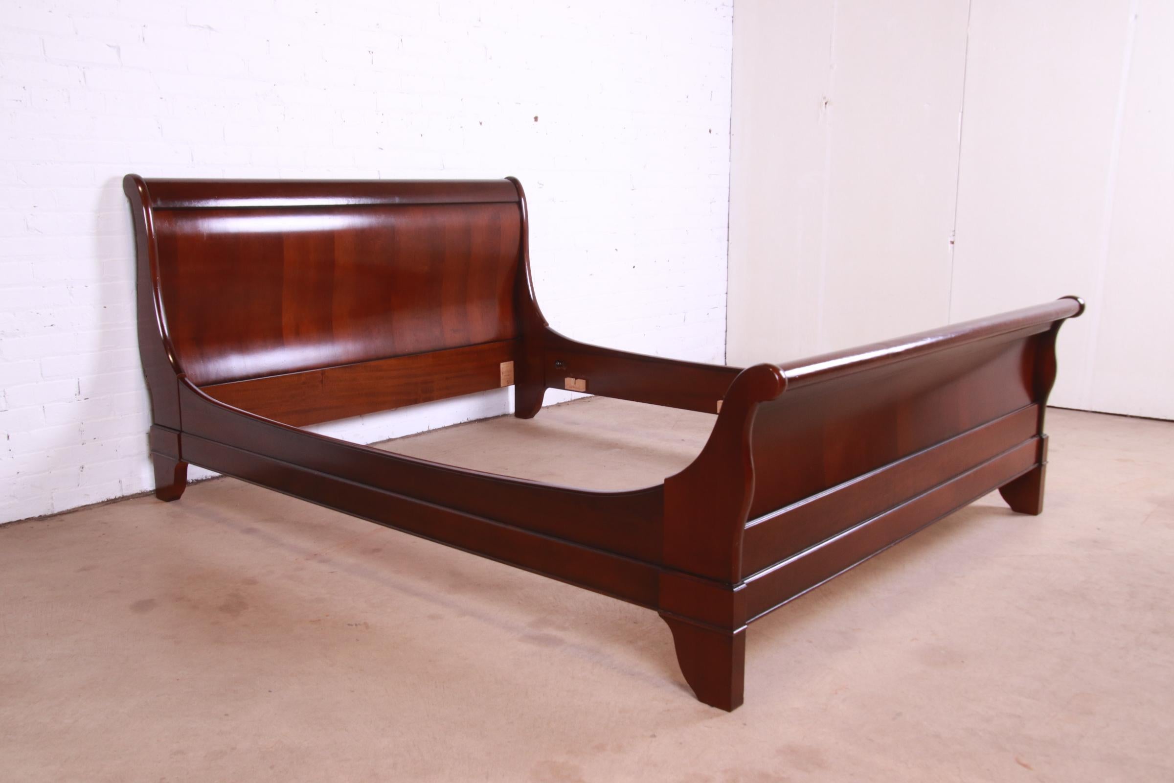 A gorgeous French Louis Philippe style solid cherry wood queen size sleigh bed

By Grange

France, Circa 1990s

Measures: 65.75