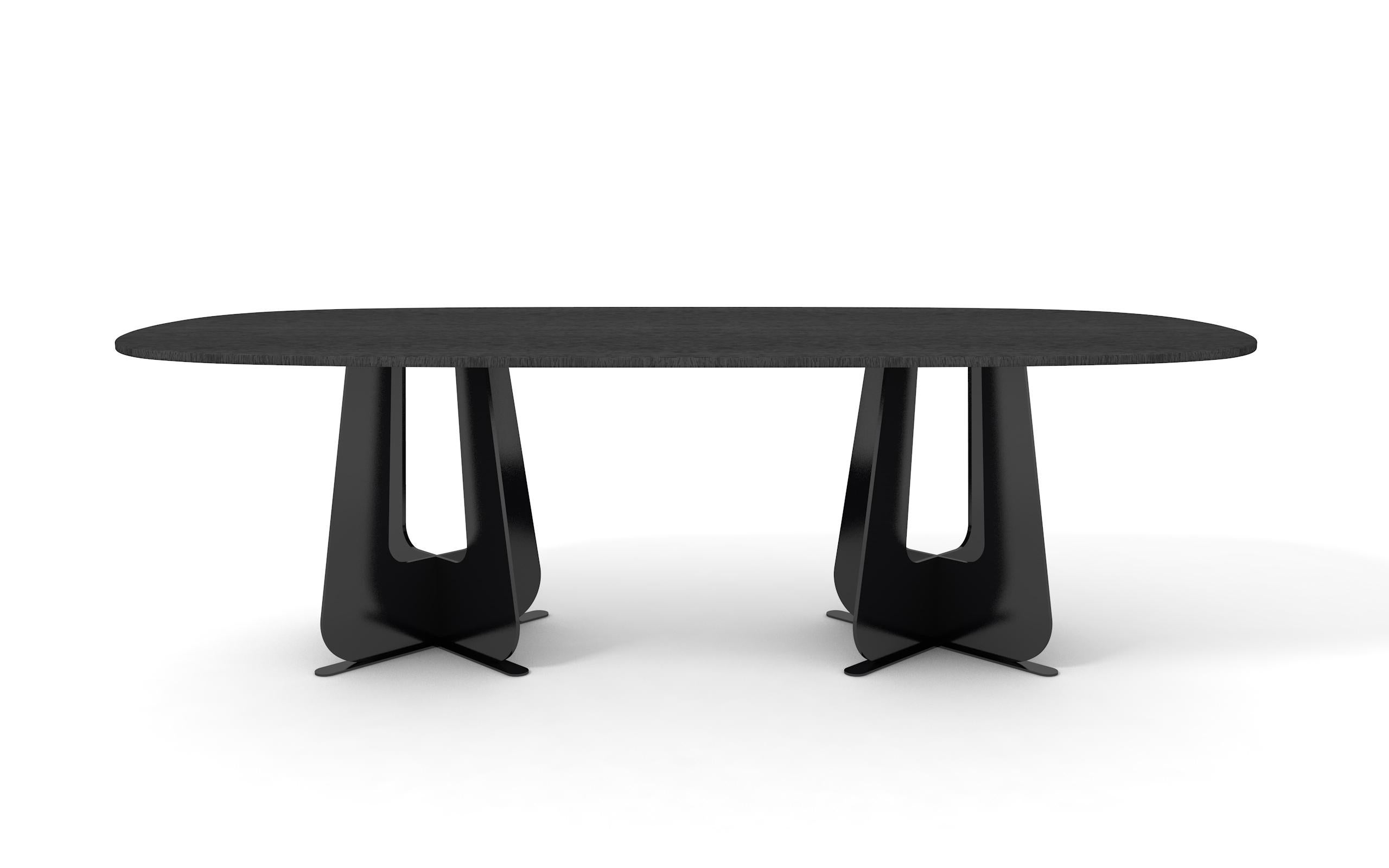 Évoquant à la fois le néant et l'infini dans l'inconscient collectif, la couleur noire est chargée de mystère et d'une puissance naturelle qui explique son rôle primordial dans l'expression artistique.
En jouant avec une multiplicité de matériaux -