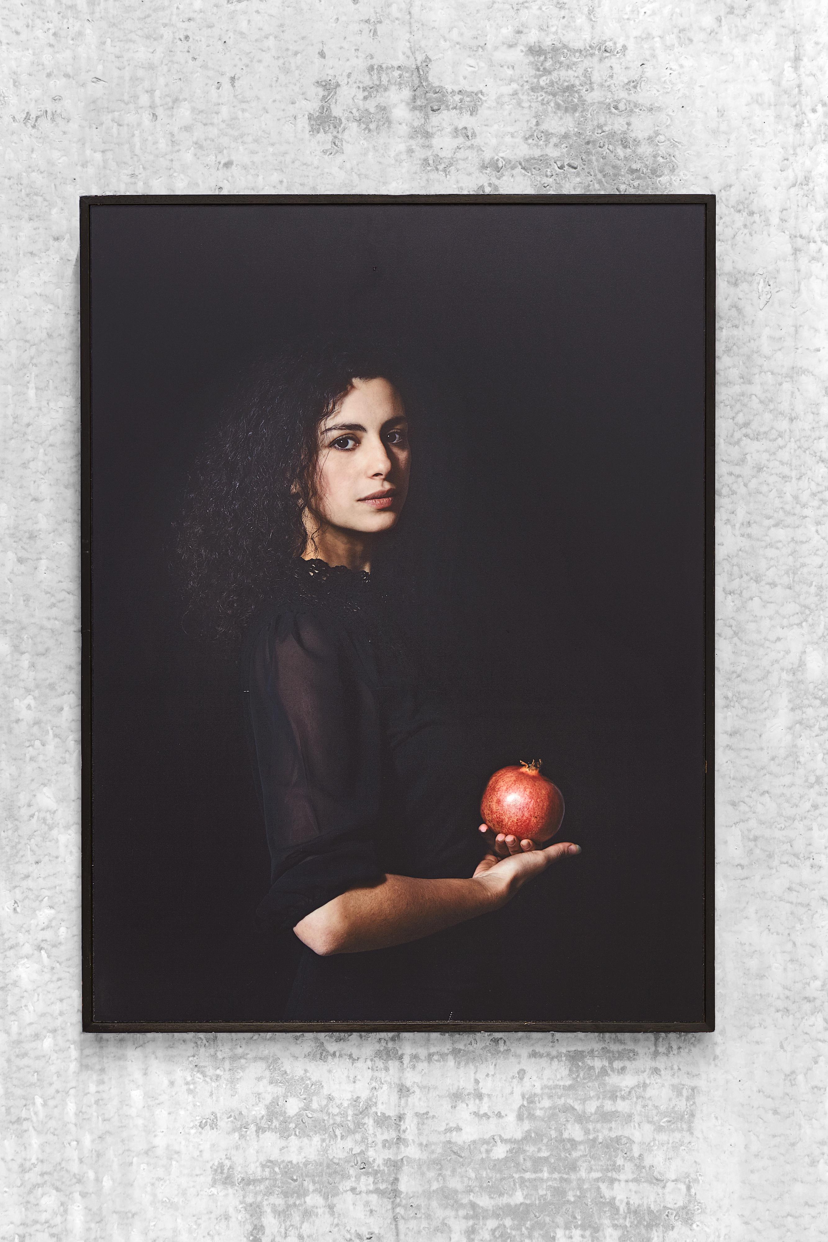 This inspiring portrait of a young lady who's holding a pomegranate is part of a photographic series. The name of the series of special photographic works by the Amsterdam photographer Marie-José van den Ende is 'Lof der schilderkunst' which means