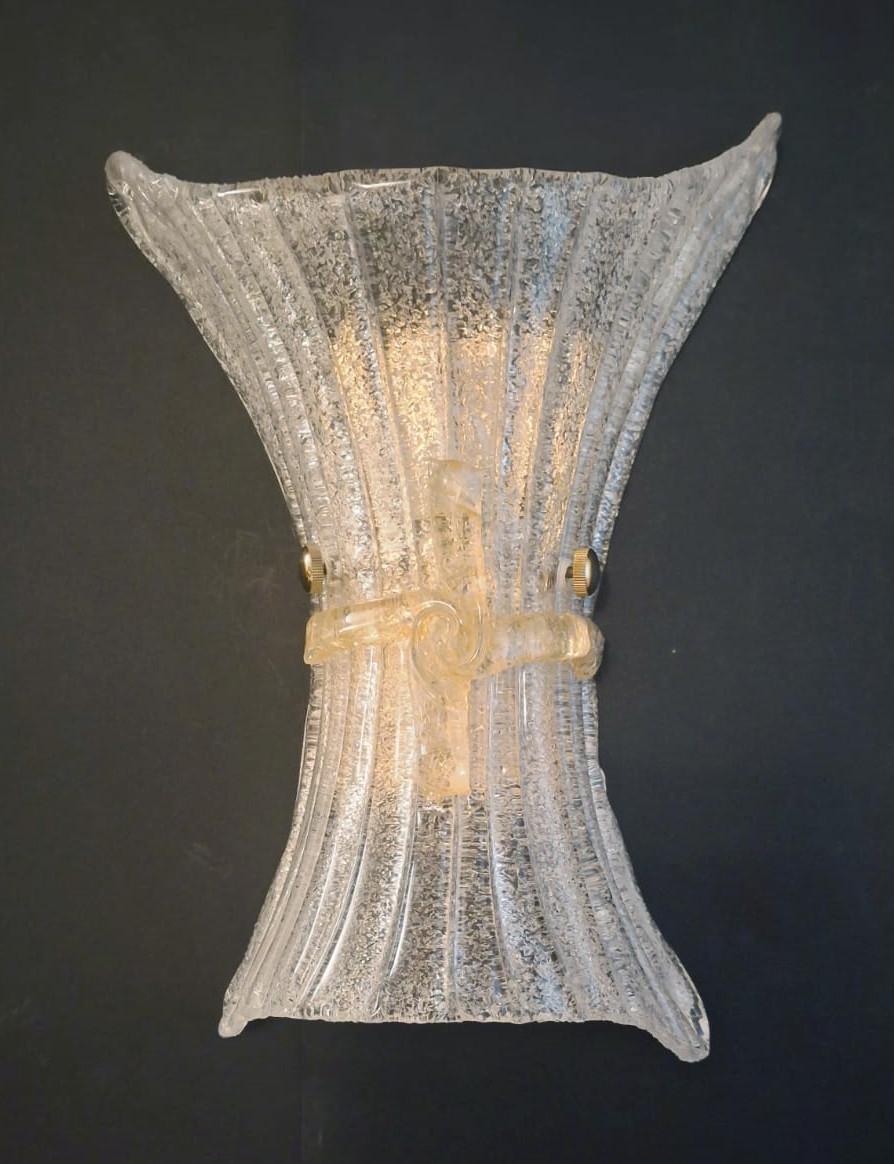 Aplique italiano vintage con pantalla de cristal de Murano transparente soplado a mano con textura granulada mediante la técnica Graniglia con lazo de cristal ámbar, montado en marco de metal dorado / made in Italy al estilo de Barovier e Toso,