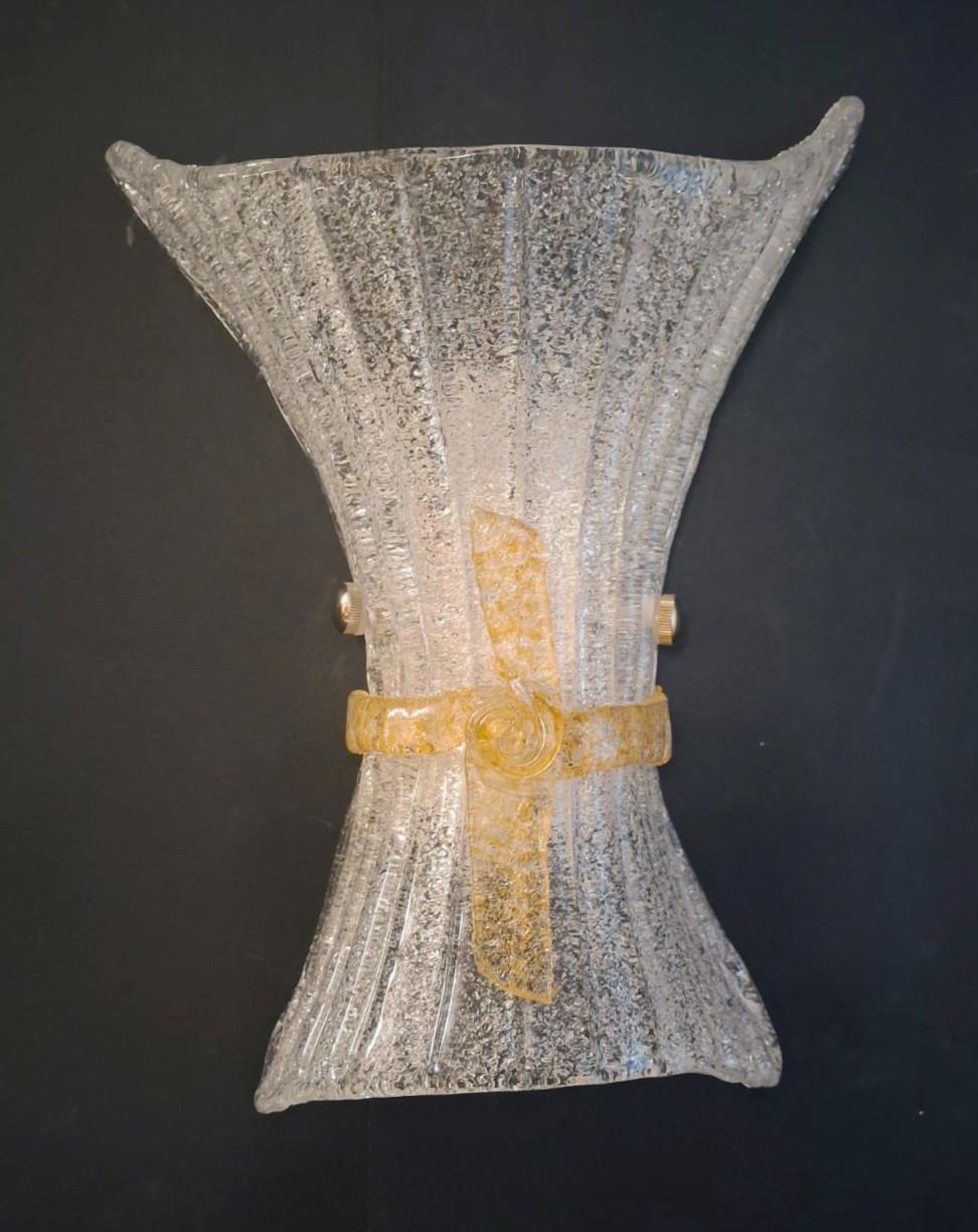 Aplique italiano vintage con pantalla de cristal de Murano transparente soplado a mano con textura granulada mediante la técnica Graniglia con lazo de cristal ámbar, montado sobre marco de metal blanco / fabricado en Italia al estilo de Barovier e