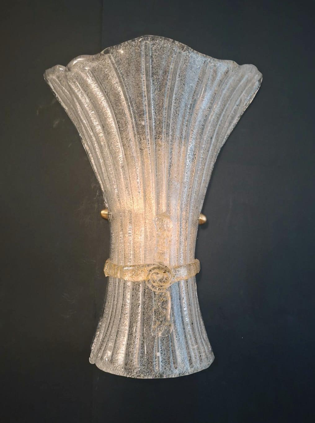 Aplique italiano vintage con pantalla de cristal de Murano transparente soplado a mano con textura granulada mediante la técnica Graniglia con lazo de cristal ámbar, montado en marco de metal dorado / made in Italy al estilo de Barovier e Toso,