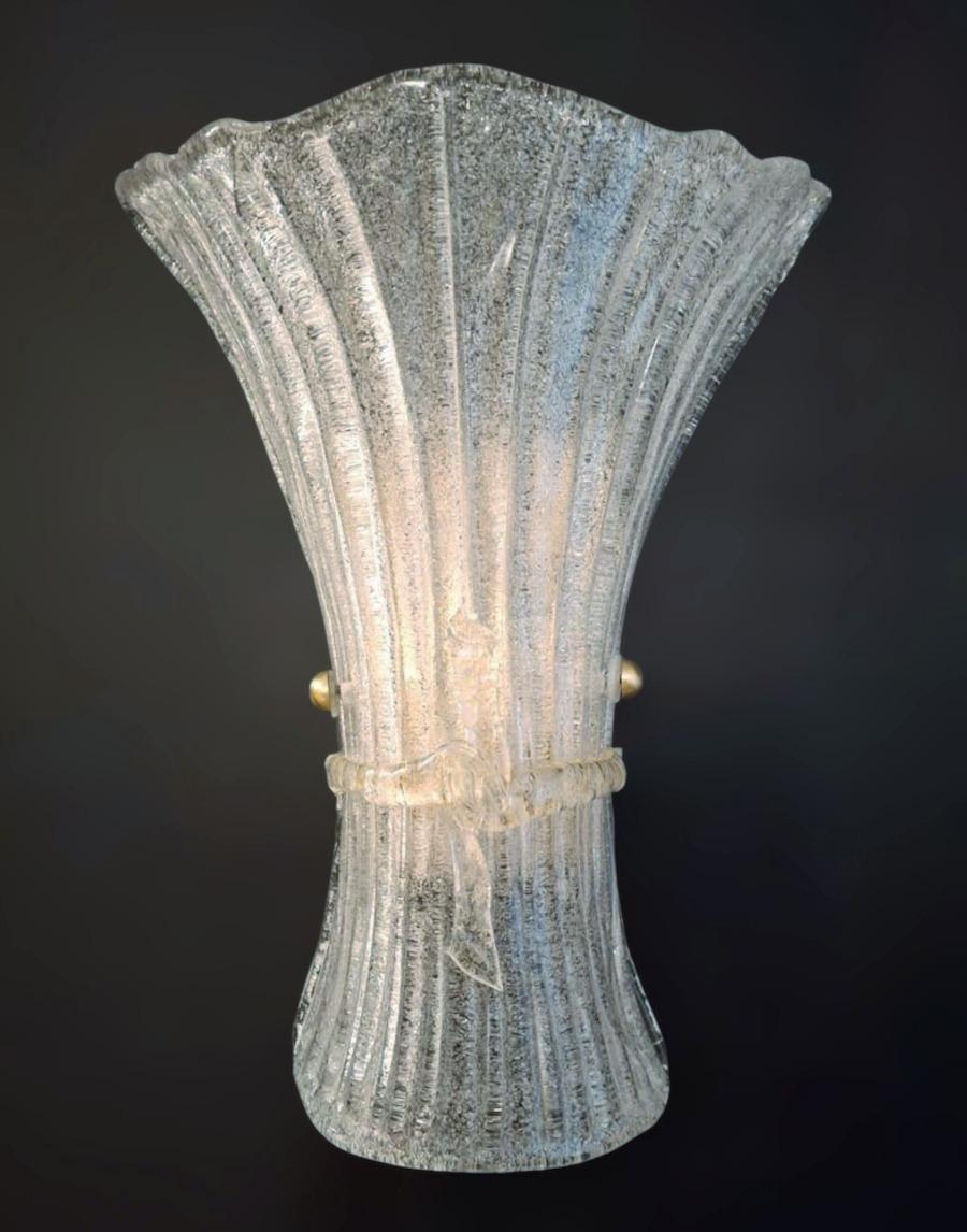 Aplique italiano vintage con pantalla de cristal de Murano transparente soplado a mano con textura granulada mediante la técnica Graniglia con lazo de cristal, montado en marco de metal dorado / fabricado en Italia al estilo de Barovier e Toso,