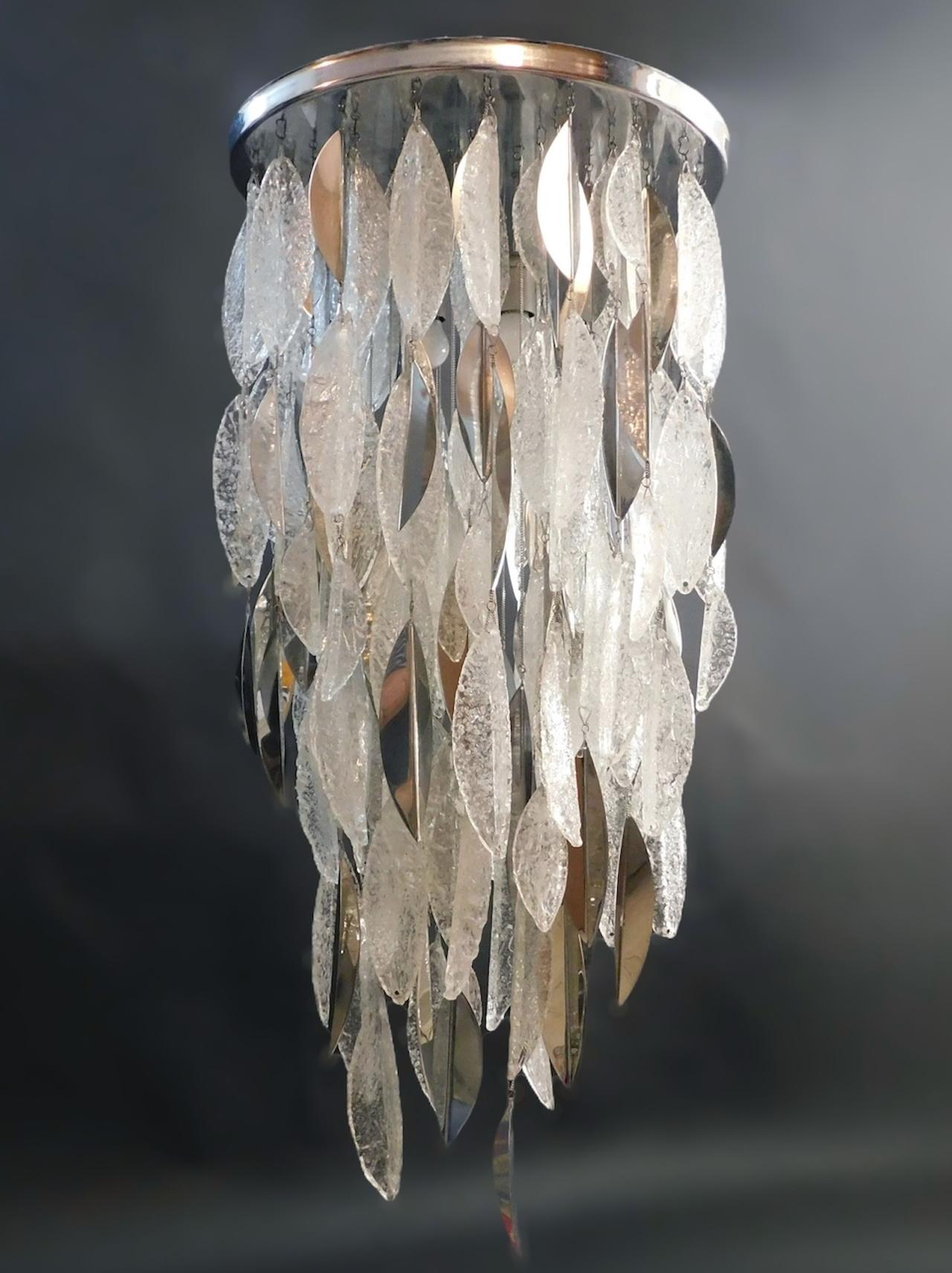Plaque d'encastrement vintage italienne avec des cascades de pétales en verre de Murano soufflé à la main avec une texture granuleuse en utilisant la technique Graniglia, mélangé avec des pétales en métal / fabriqué en Italie par Mazzega, vers les