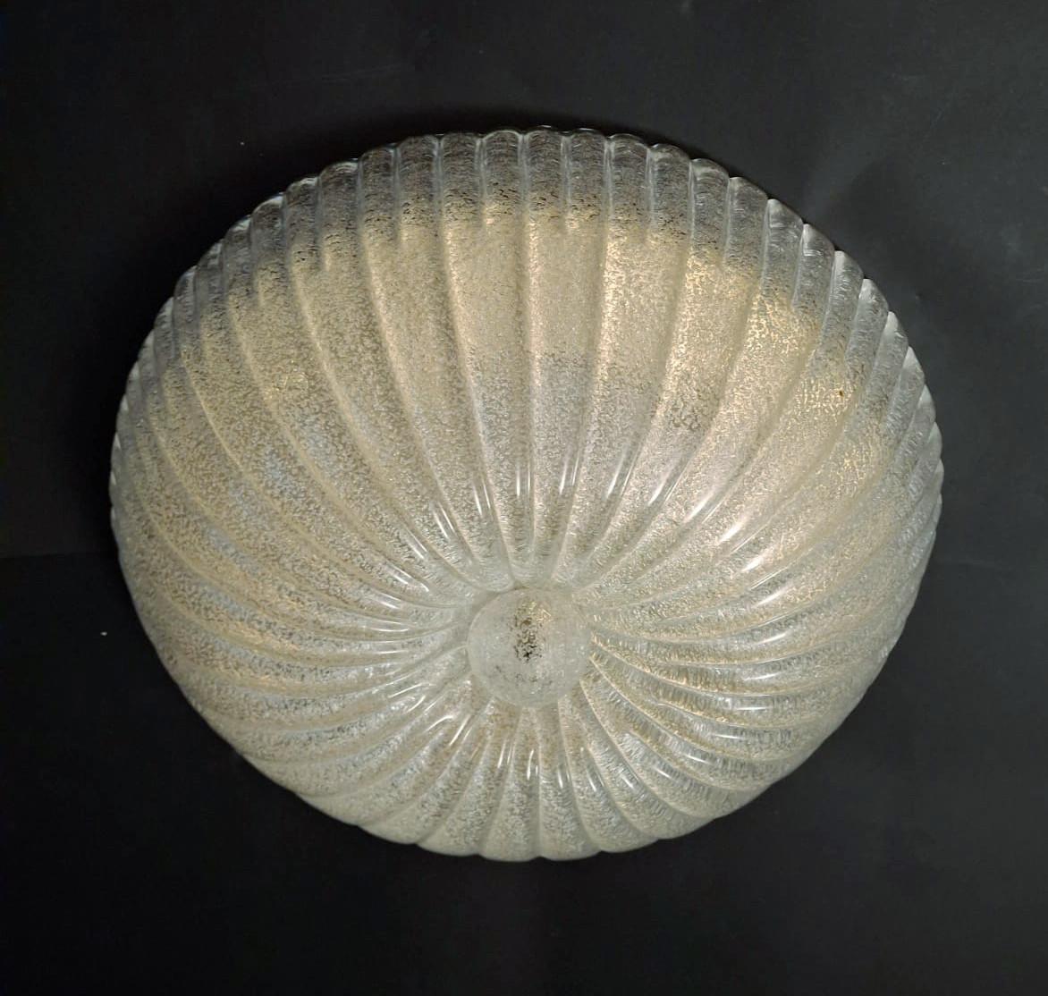 Italian flush mount with a Murano glass diffuser hand blown in Graniglia technique to produce granular texture, mounted on gold plated finish frame / Made in Italy in the style of Barovier e Toso, circa 1960s
Measures: diameter 16 inches, height 5.5