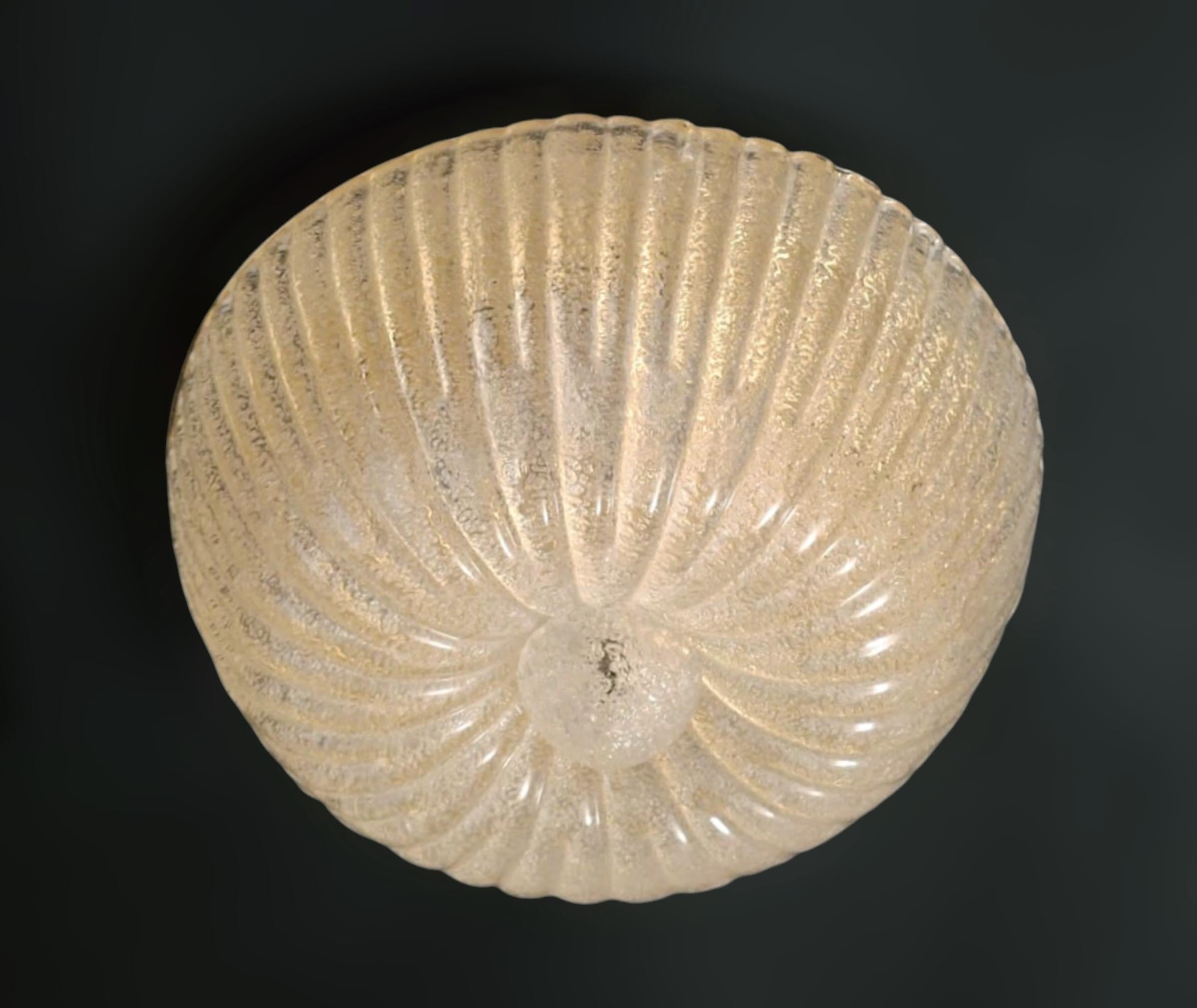 Encastré italien avec un diffuseur en verre de Murano soufflé à la main selon la technique Graniglia pour produire une texture granuleuse, monté sur une monture en finition plaquée or / Fabriqué en Italie dans le style de Barovier e&Toso, vers les