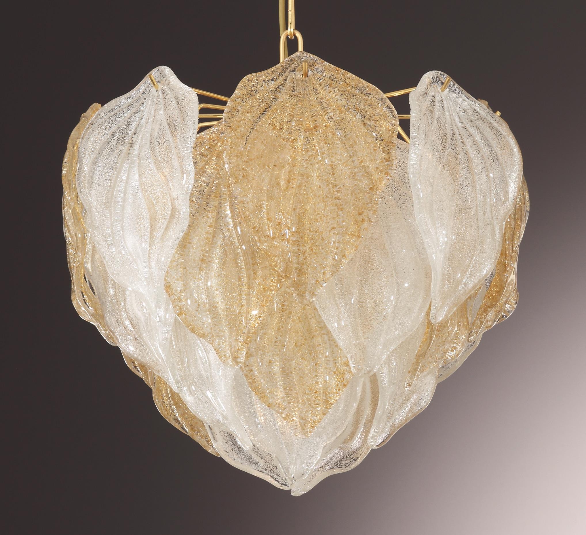 Lampadario italiano con foglie in vetro di murano trasparente e ambrato soffiate a mano con la tecnica della Graniglia per ottenere un effetto granulare, montato su una struttura in metallo con finitura oro 24 k / Disegnato da Fabio Bergomi per