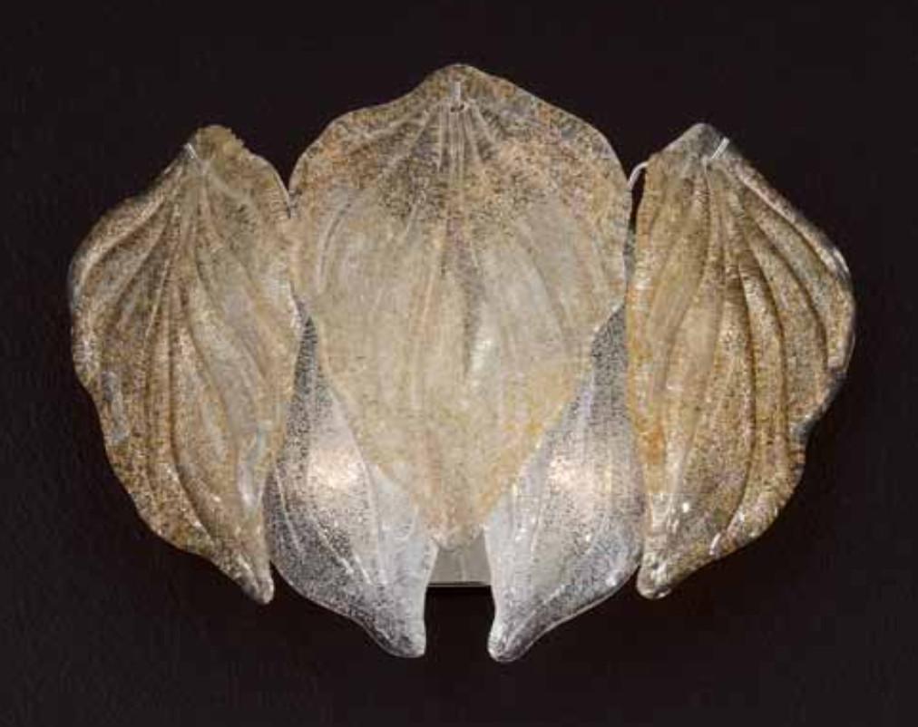 Aplique italiano representado con hojas de cristal de Murano transparente y ámbar sopladas a mano con la técnica Graniglia para producir un efecto de textura granular, montado sobre un marco de metal cromado / inspirado en Mazzega Made in