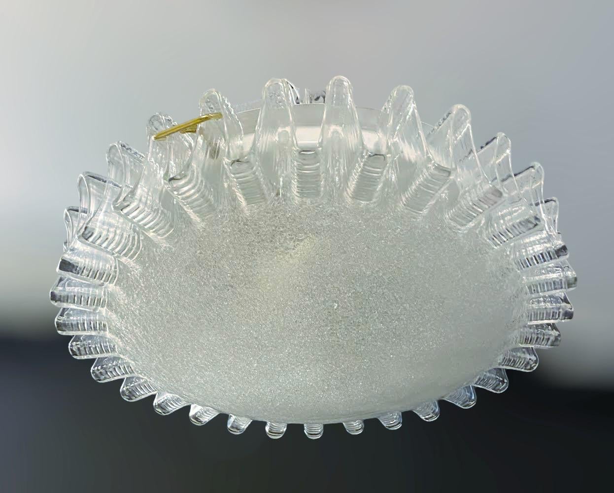 Vintage Italian flush mount eines runden Graniglia Murano Glasschirms mit geripptem Rand auf weißem Metallrahmen / Made in Italy, circa 1960er Jahre
Maße: Durchmesser 16 Zoll, Höhe 4 Zoll
2 Leuchten / Typ E26 oder E27 / je max. 60W
1 verfügbar auf
